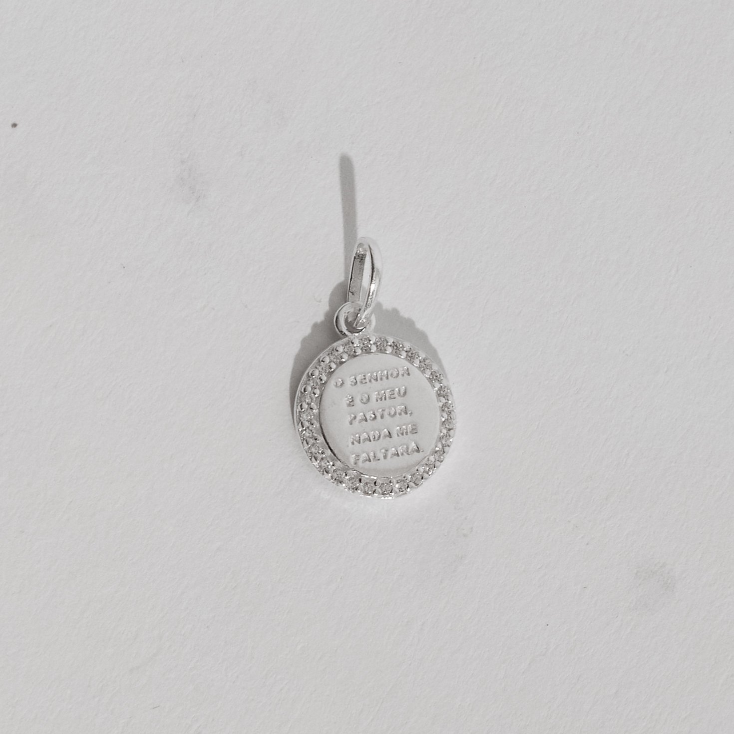 Pingente medalha Salmo 23:1 cravejado 12mm