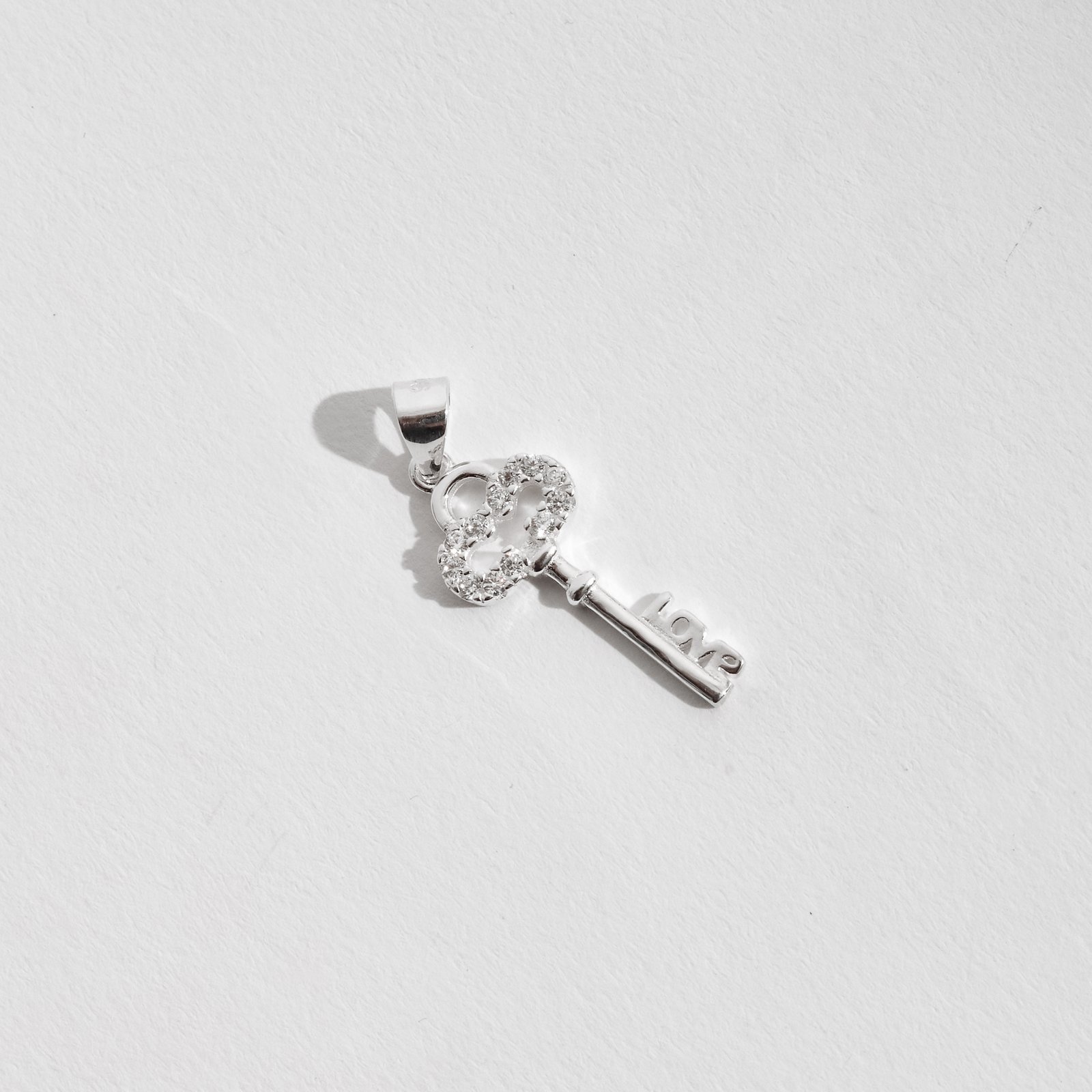 Pingente chave cravejada escrito love 21mm