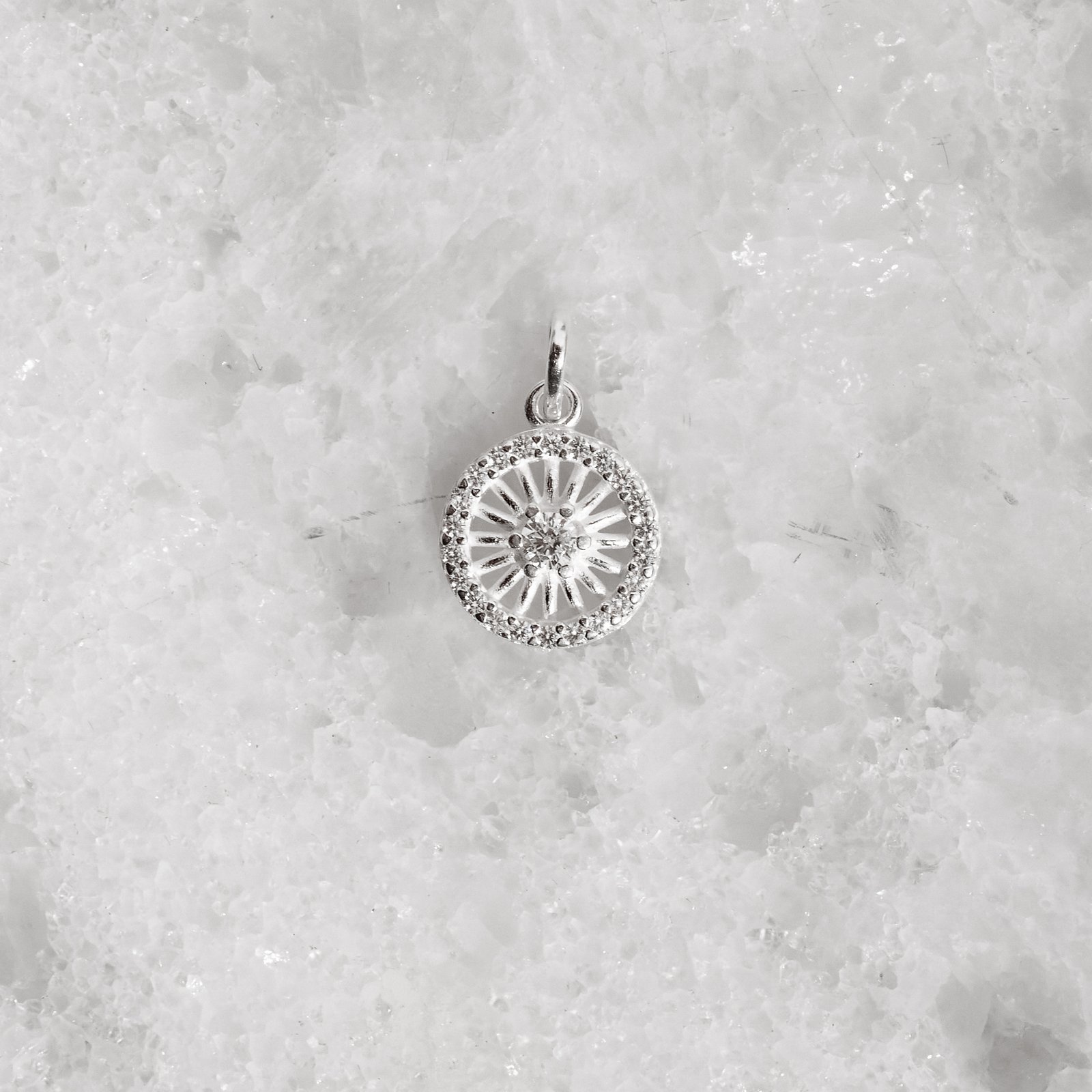 Pingente medalha vazada cravejada 11mm