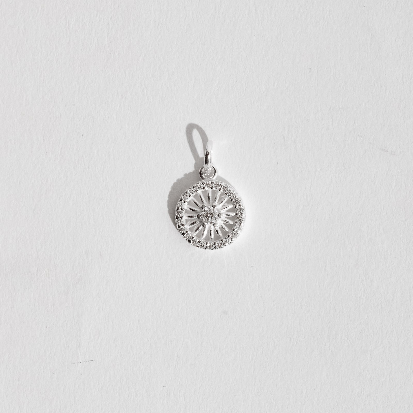 Pingente medalha vazada cravejada 11mm
