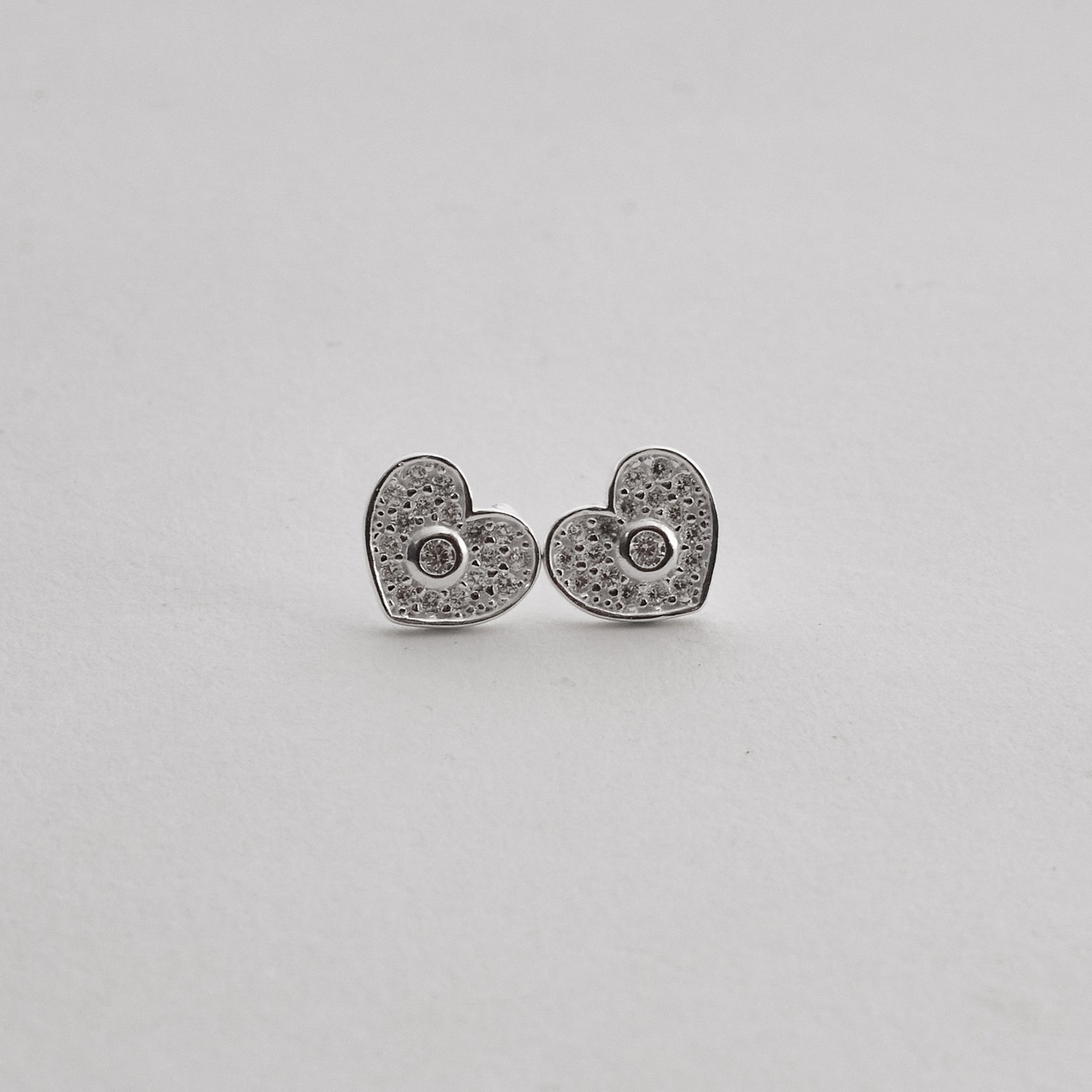 Brinco coração cravejado detalhe zircônia 8mm
