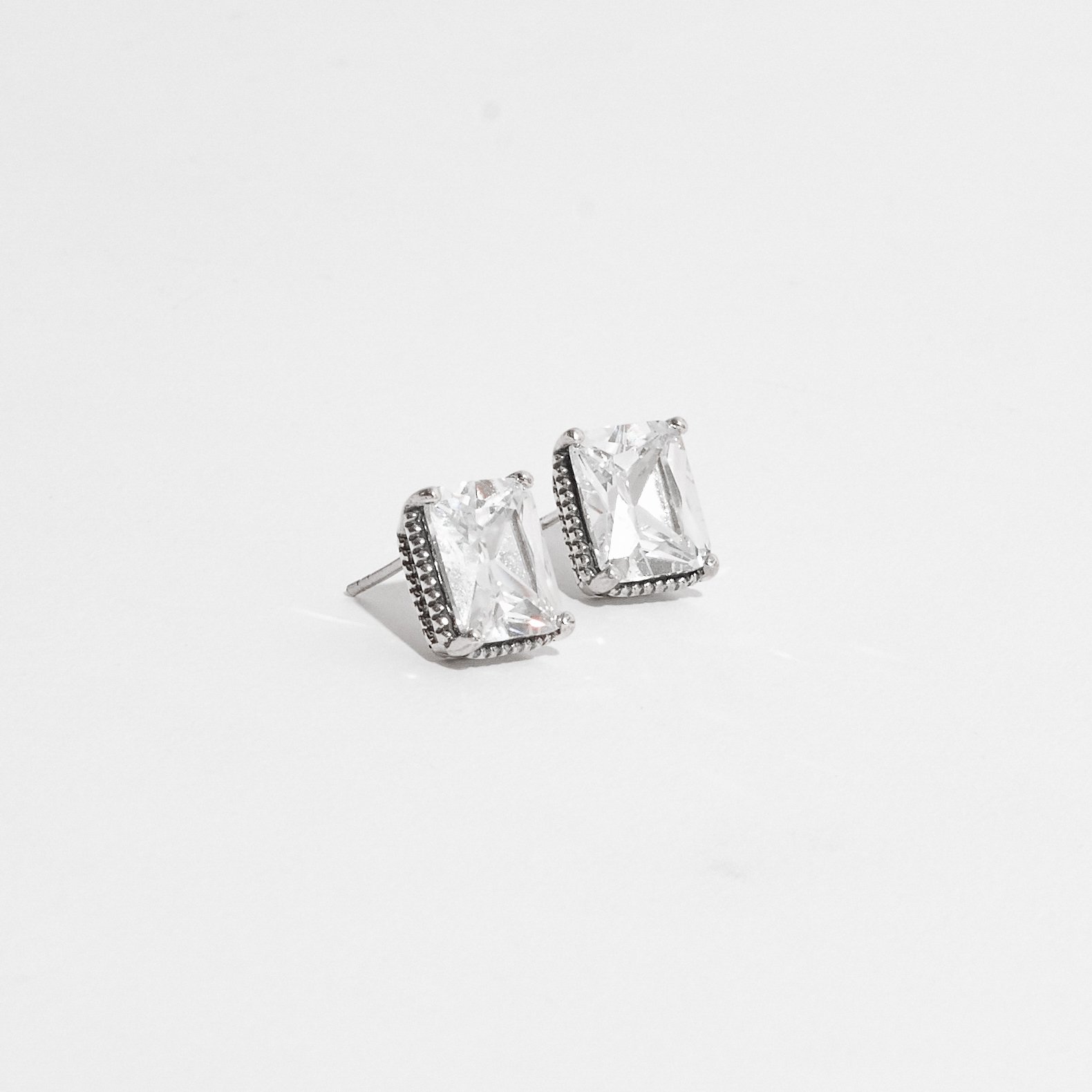 Brinco zircônia retangular caixa alta 12mm envelhecido