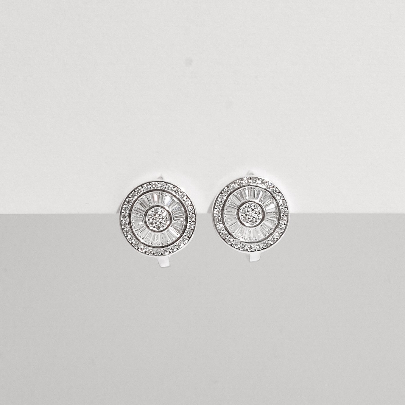 Argola click 14mm botão cravejado trabalhado
