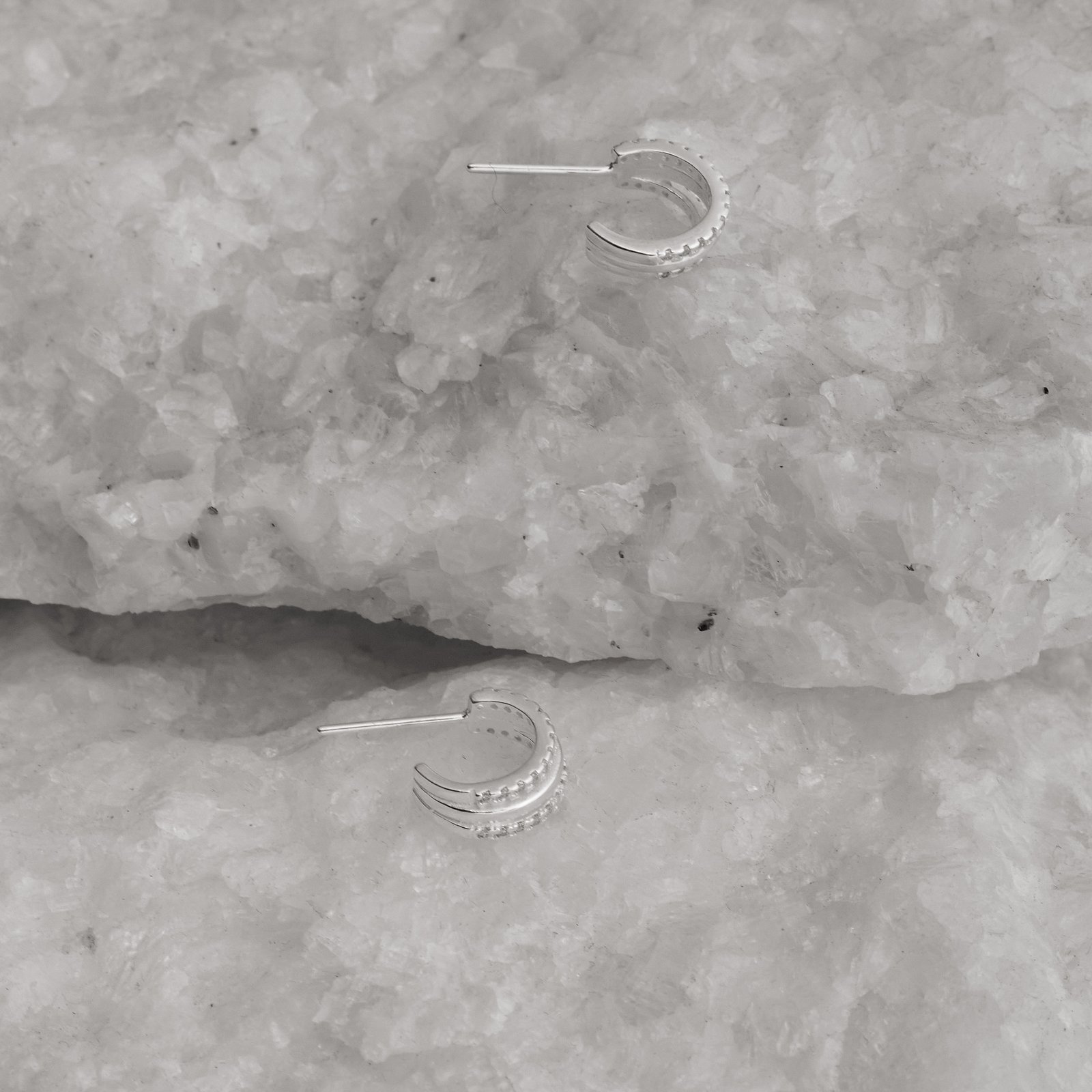 Argola larga cravejada 14mm tarraxa