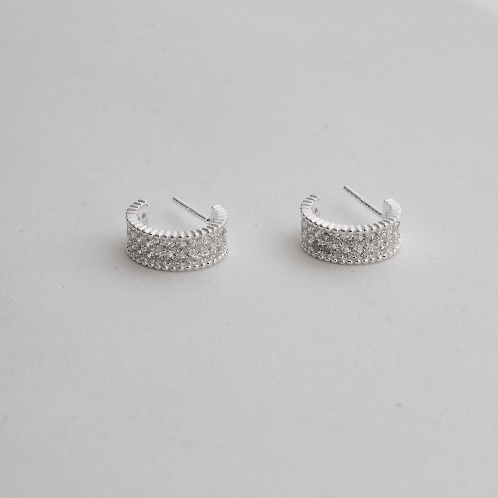 Argola larga cravejada 14mm tarraxa