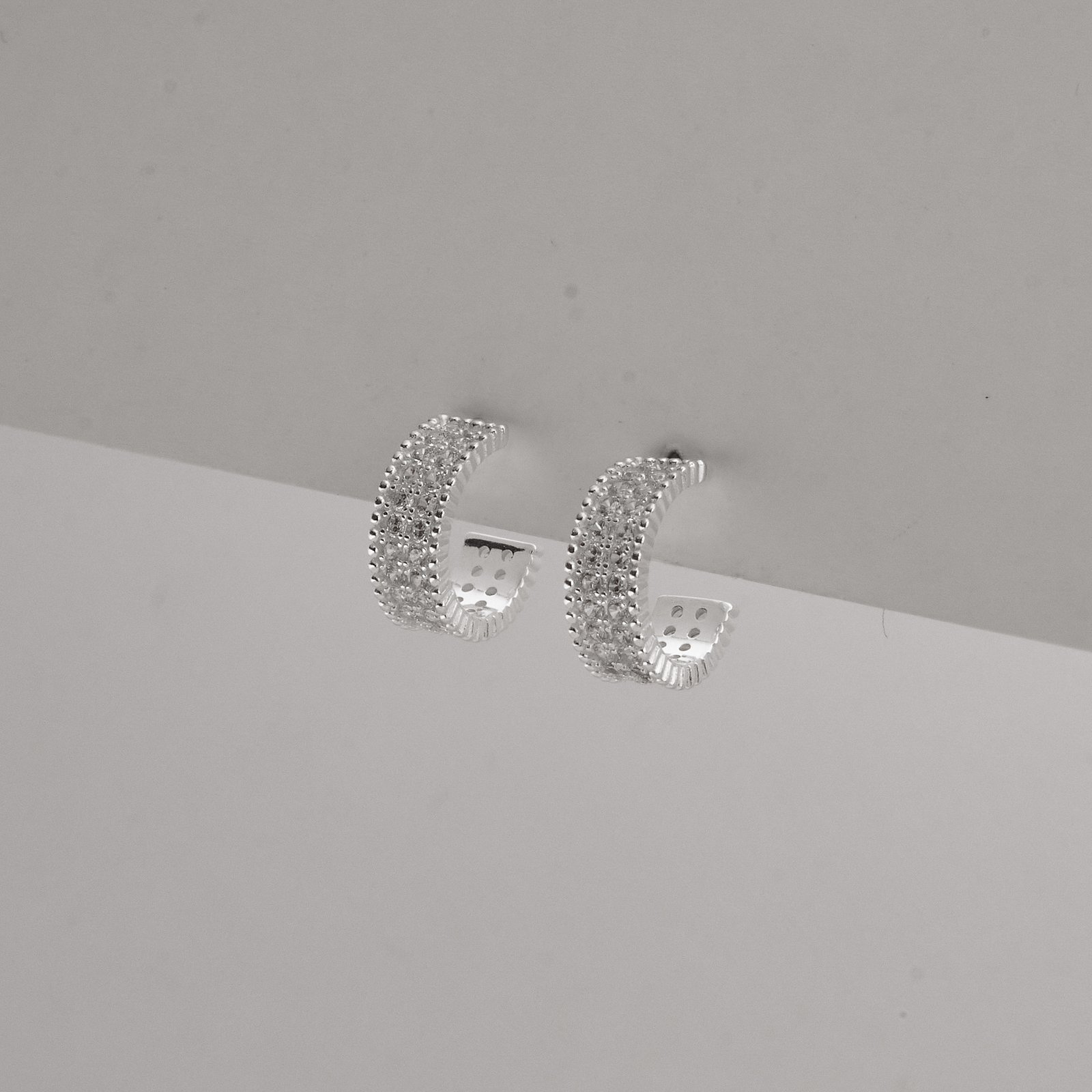 Argola larga cravejada 14mm tarraxa