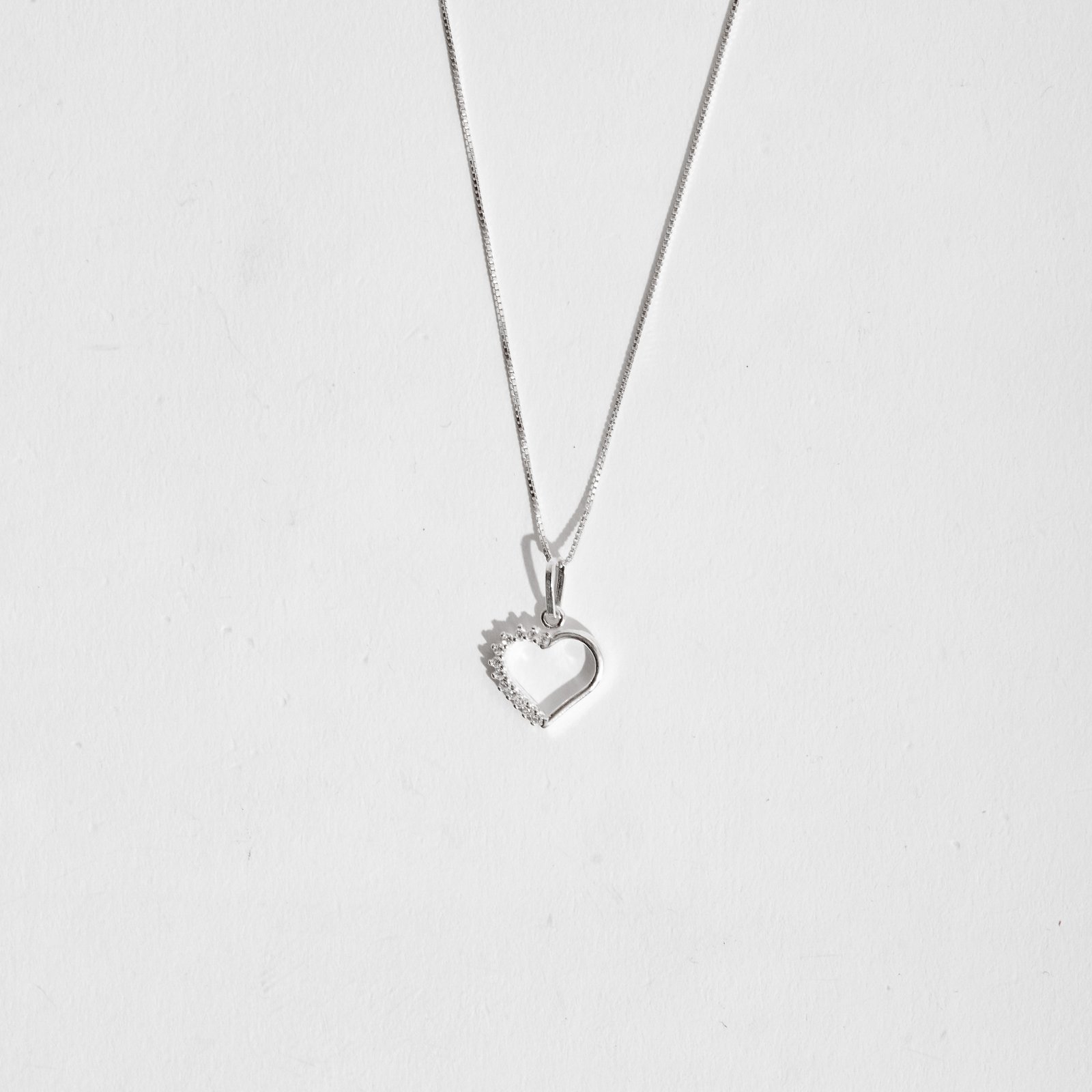 Colar pingente coração vazado metade cravejada 12mm 45cm
