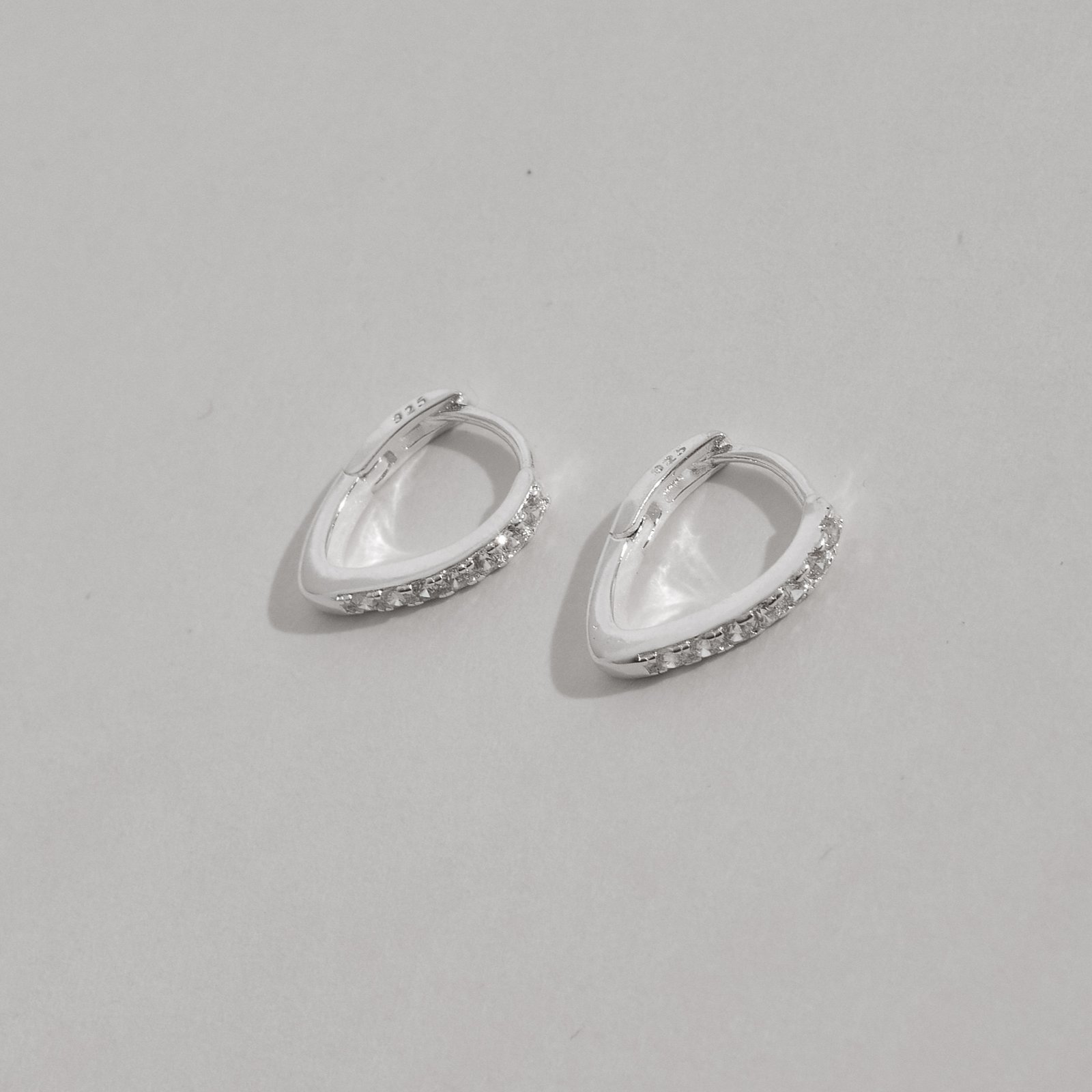 Argola click gota 13mm cravejada cristal
