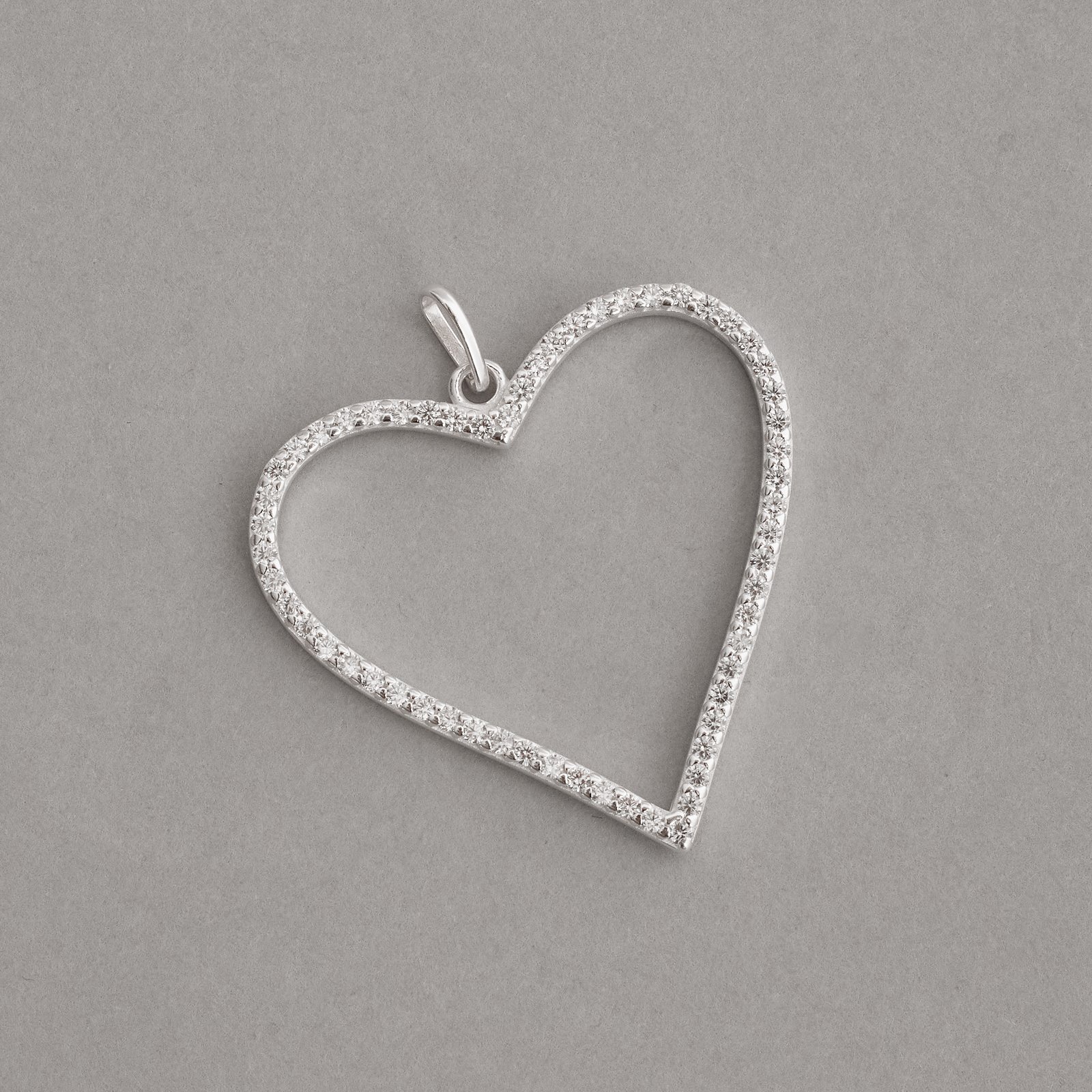 Pingente coração vazado cravejado 33mm