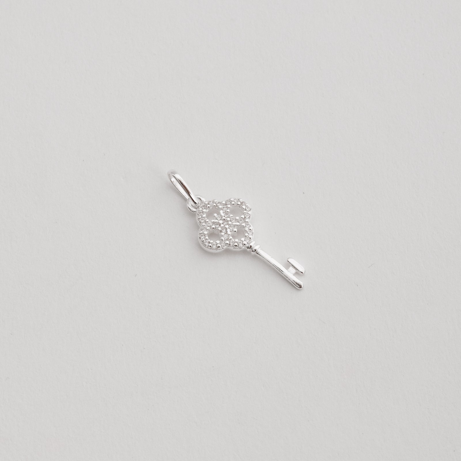 Pingente chave cravejada 20mm