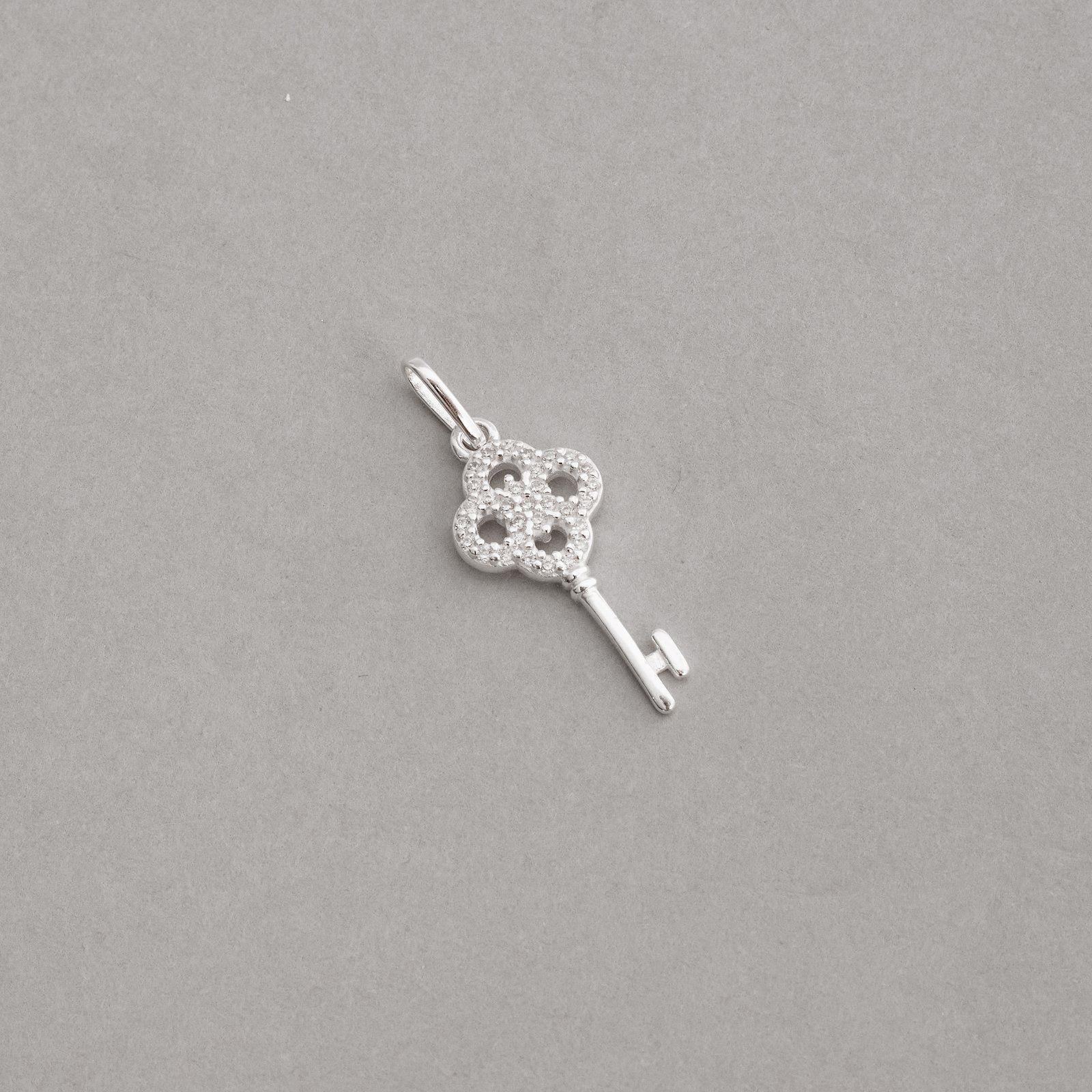 Pingente chave cravejada 20mm