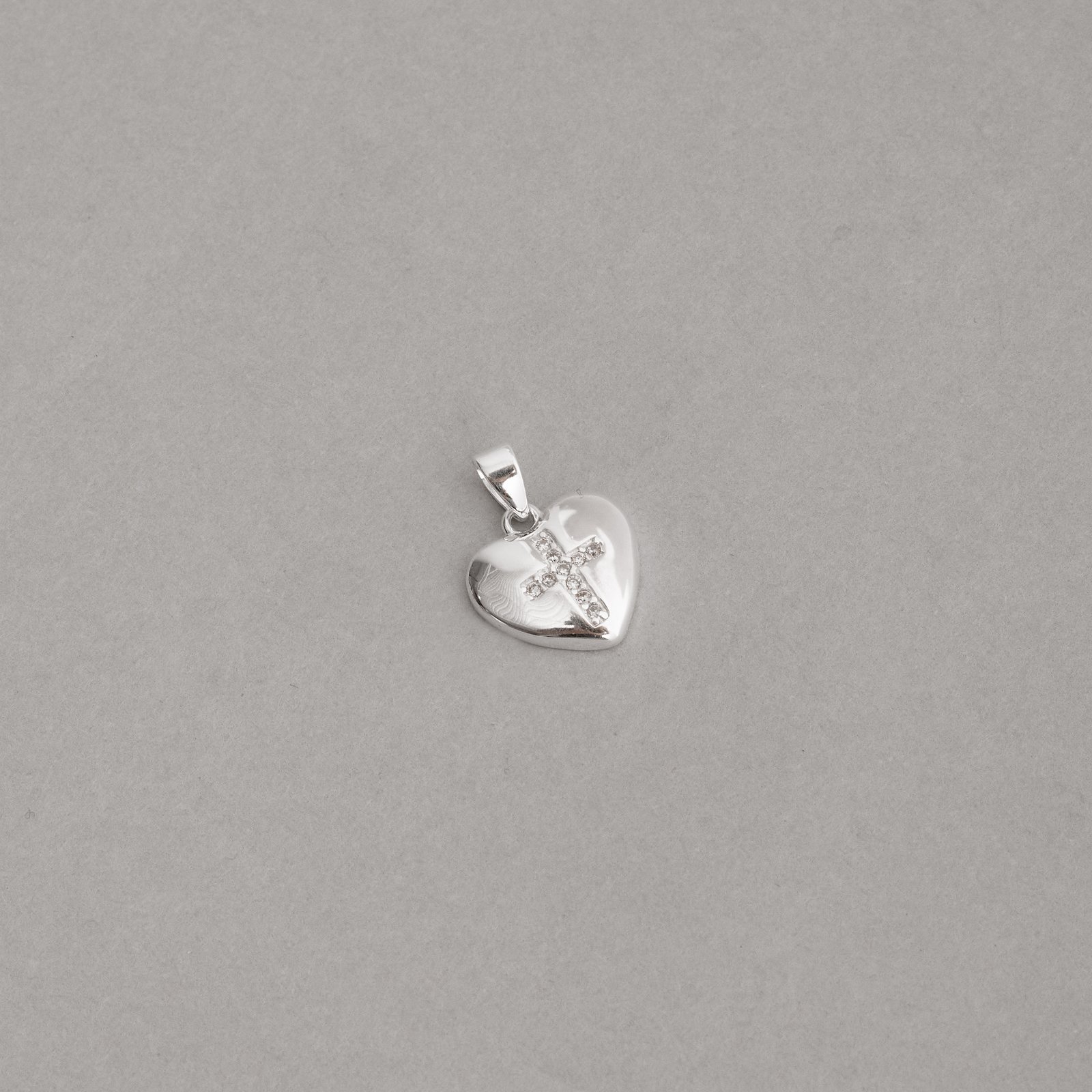 Pingente coração com cruz cravejada 11mm