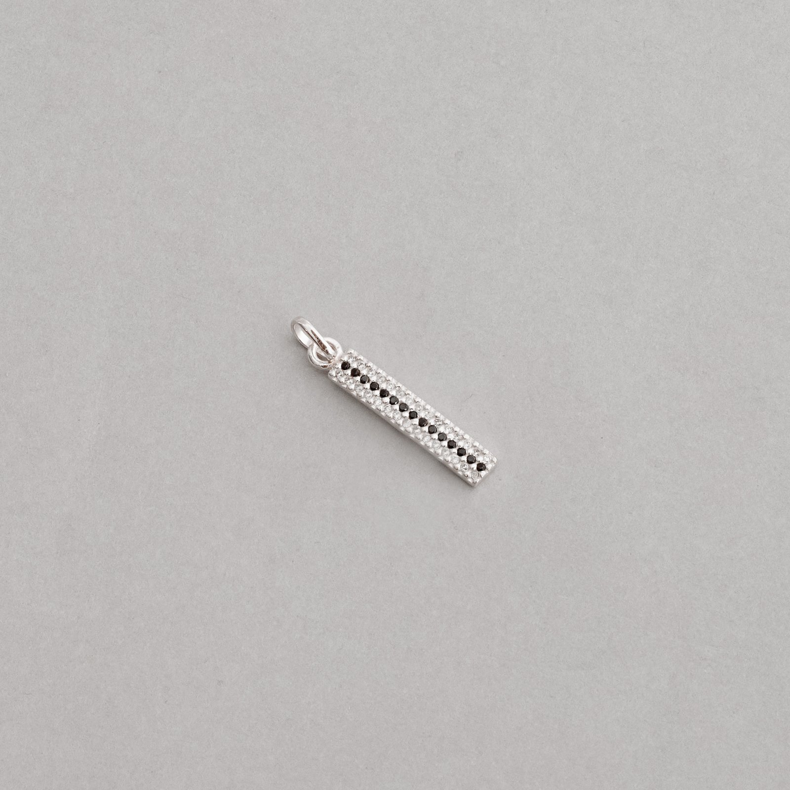 Pingente placa cravejada zircônias cristal e preto 21mm