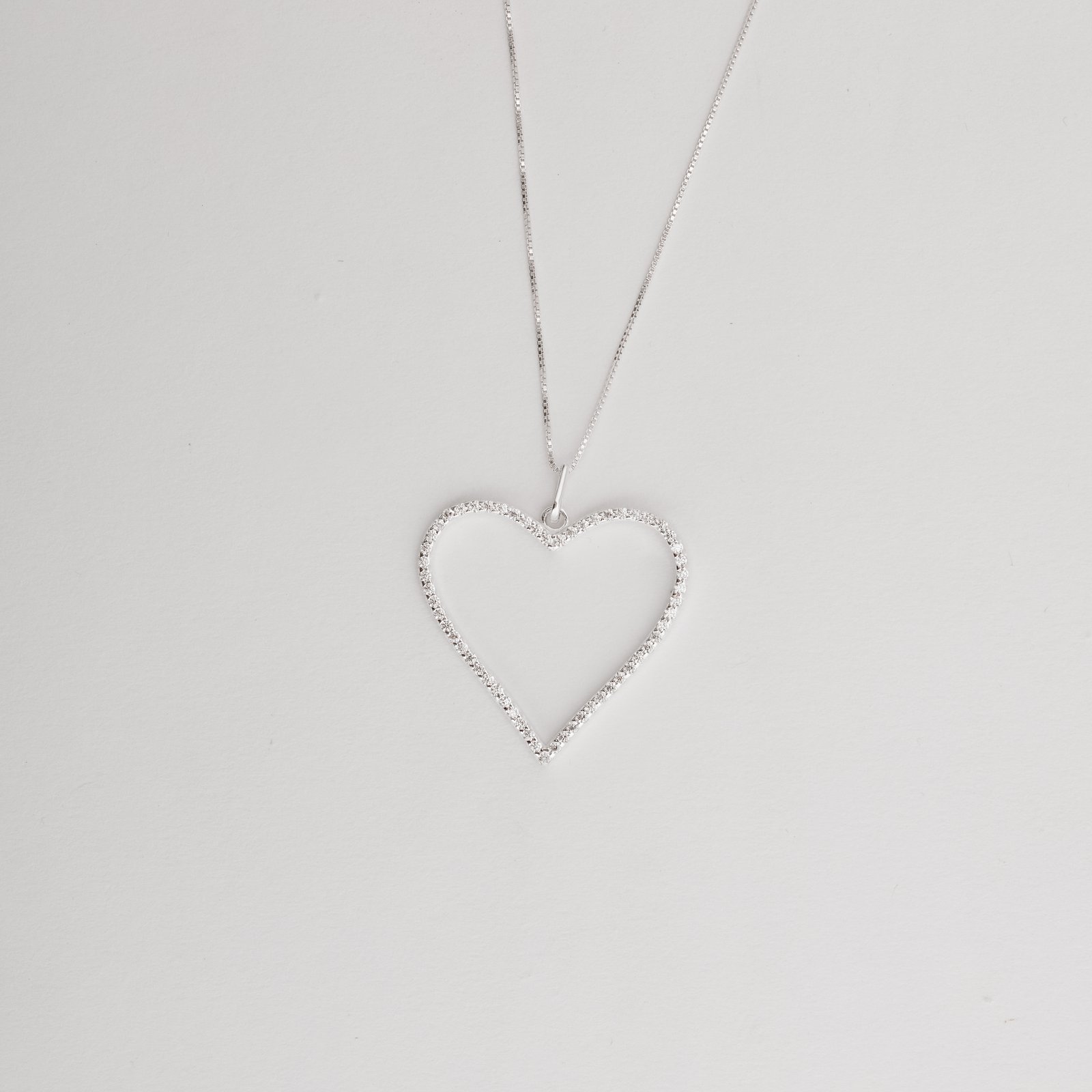 Colar pingente coração vazado cravejado 33mm 45cm