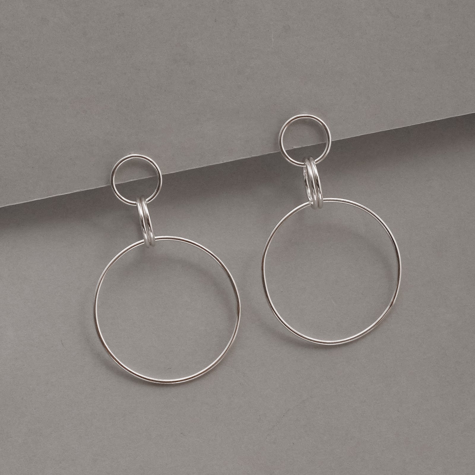 Brinco circulo com circulos pendurados