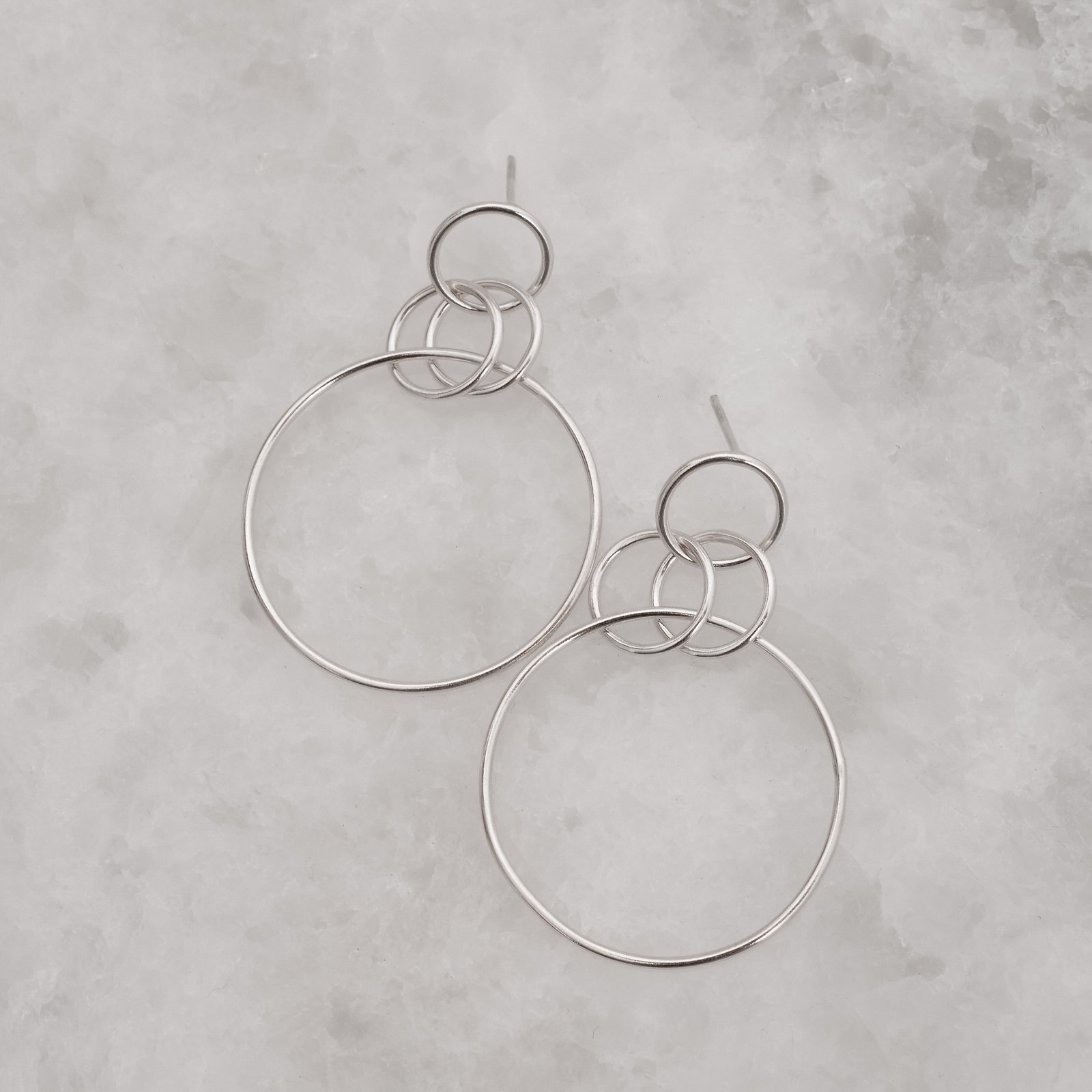 Brinco circulo com circulos pendurados