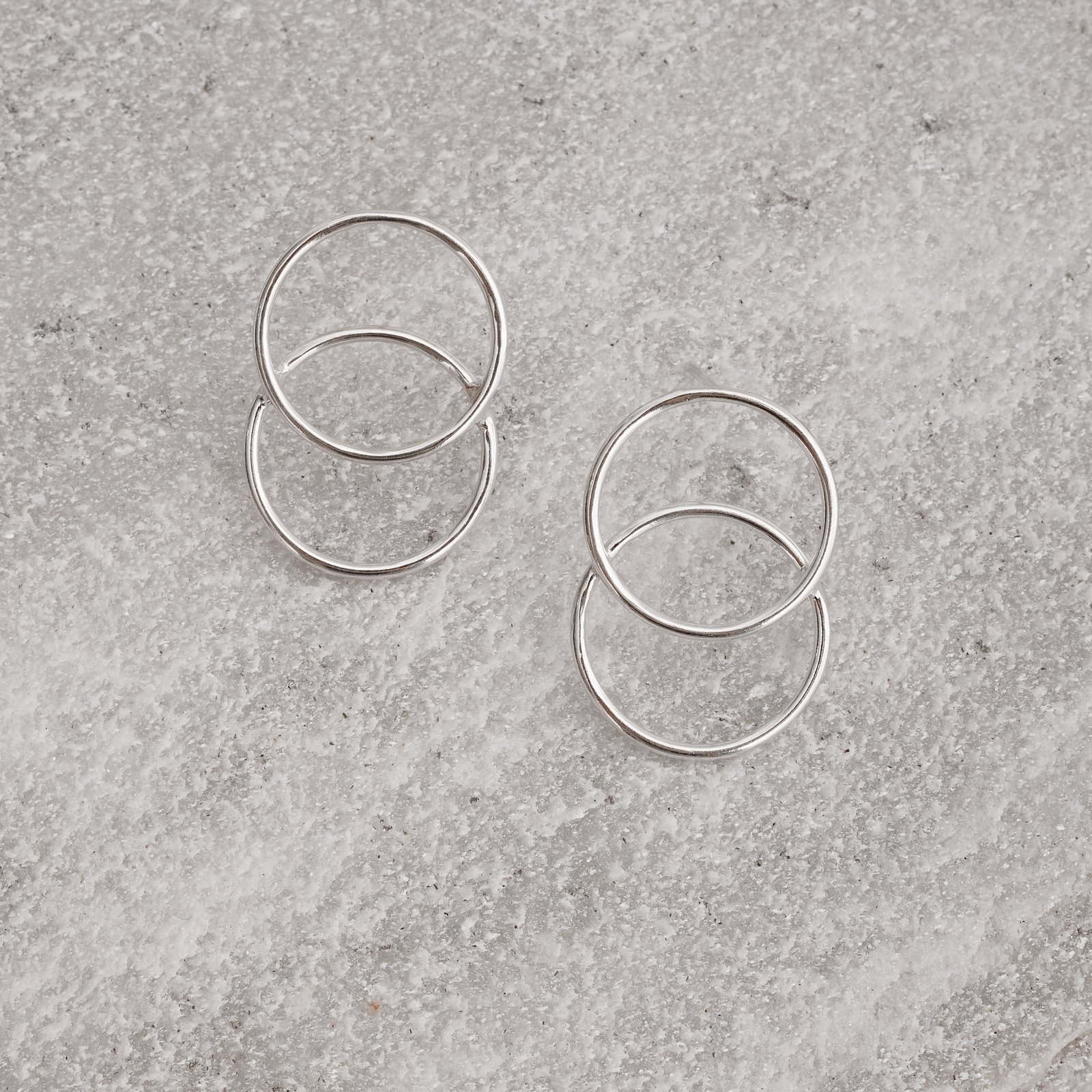 Brinco 2 círculos vazados 30mm