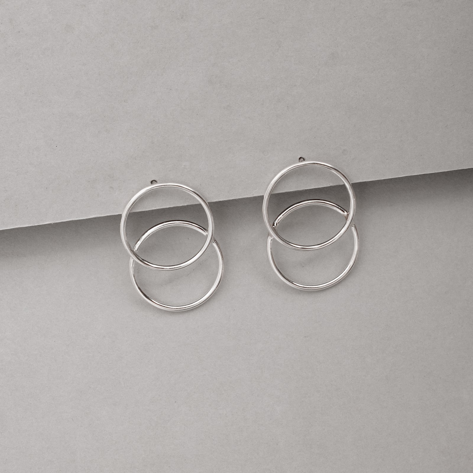 Brinco 2 círculos vazados 30mm