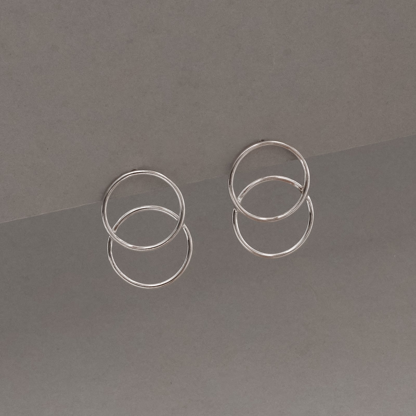 Brinco 2 círculos vazados 30mm