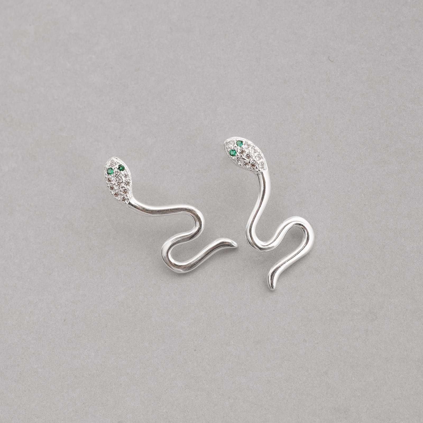 Brinco cobra cabeça cravejada detalhe zircônia verde 24mm