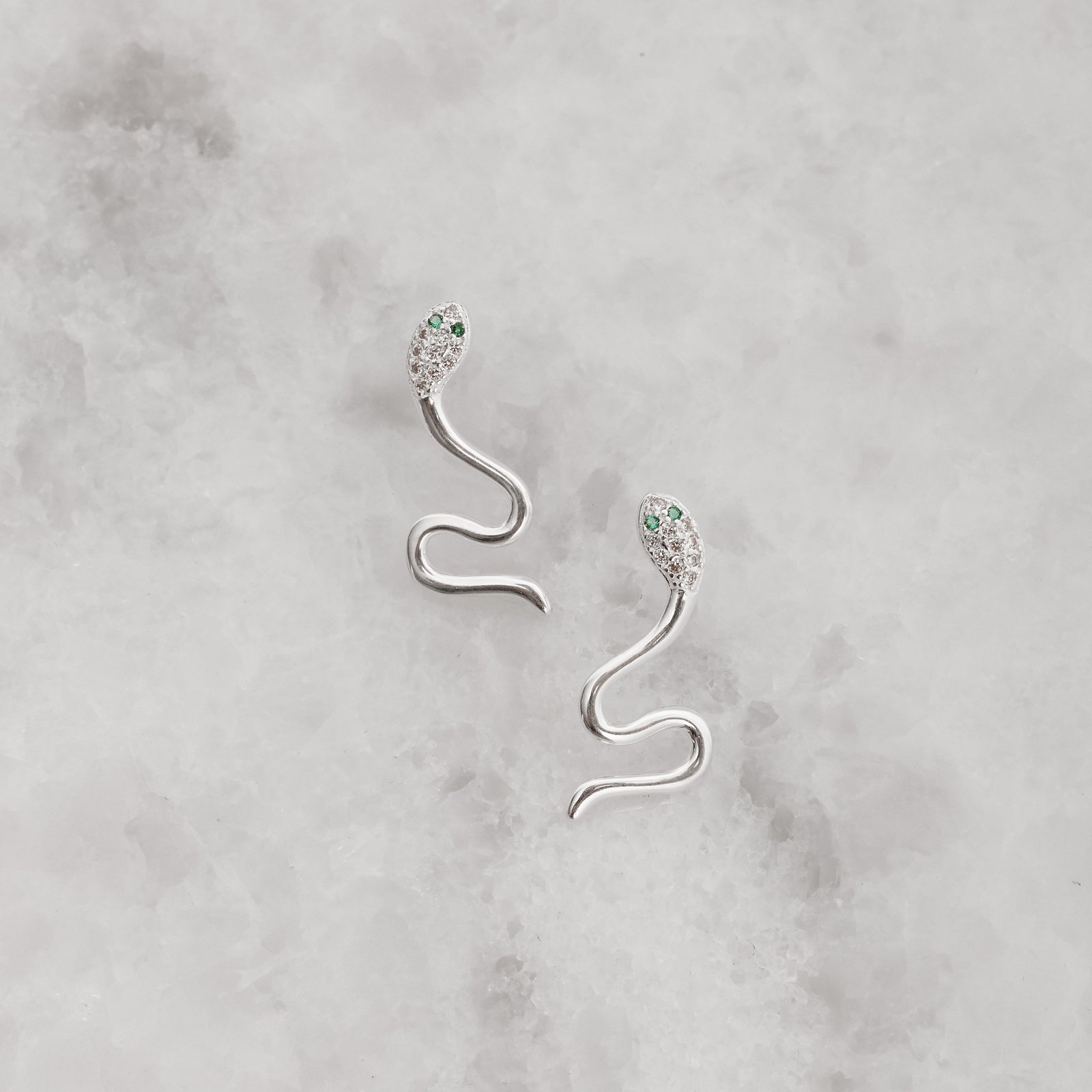 Brinco cobra cabeça cravejada detalhe zircônia verde 24mm