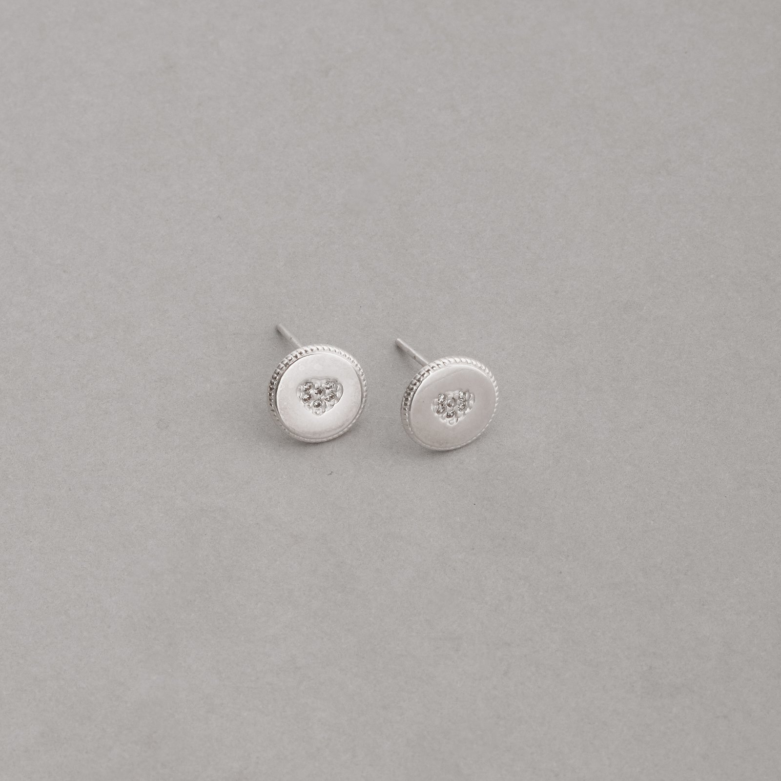 Brinco medalha coração cravejado 9mm