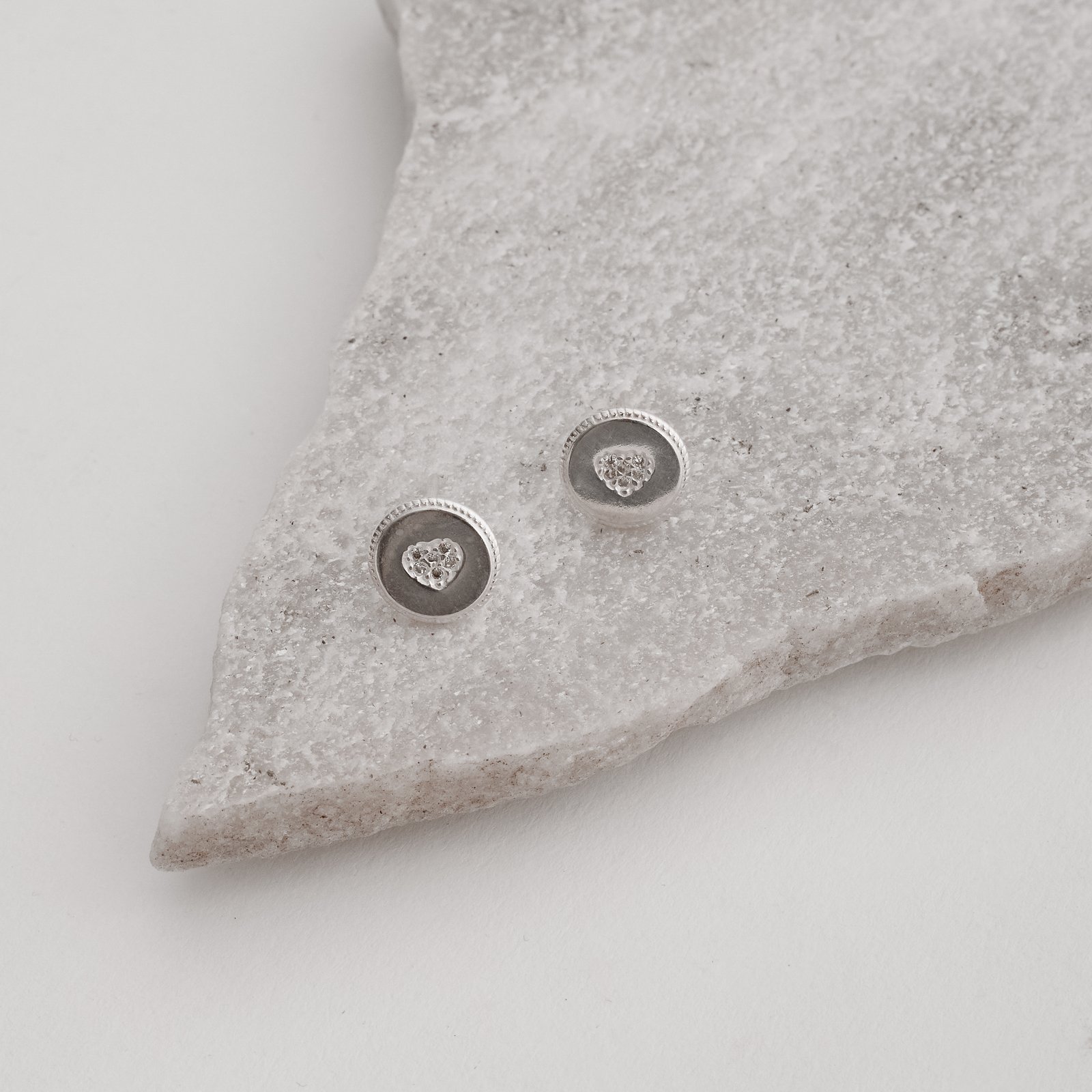 Brinco medalha coração cravejado 9mm