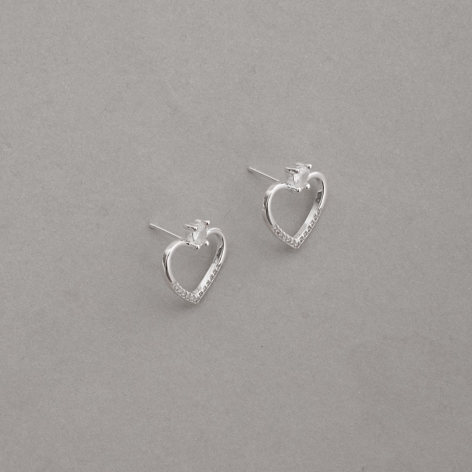 Brinco coração vazado cravejado detalhe zircônia gota 15mm