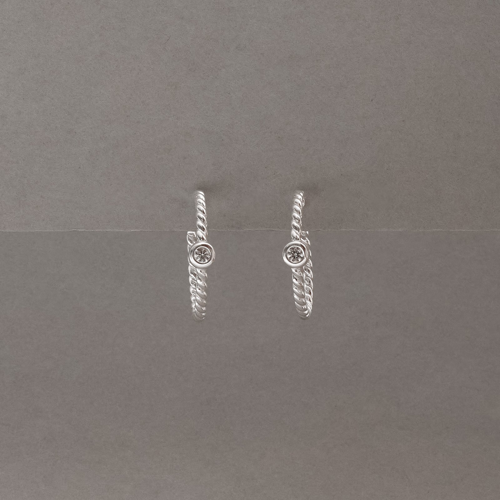 Argola torcida detalhe zircônia 20mm tarraxa