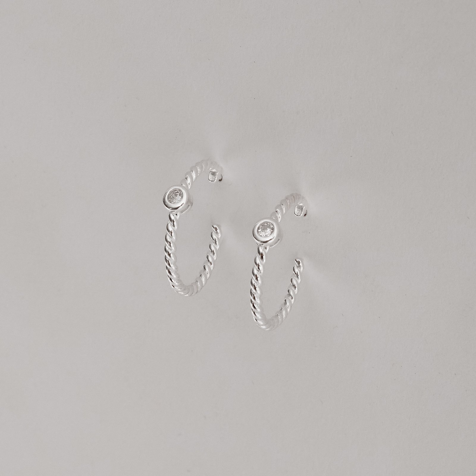 Argola torcida detalhe zircônia 20mm tarraxa