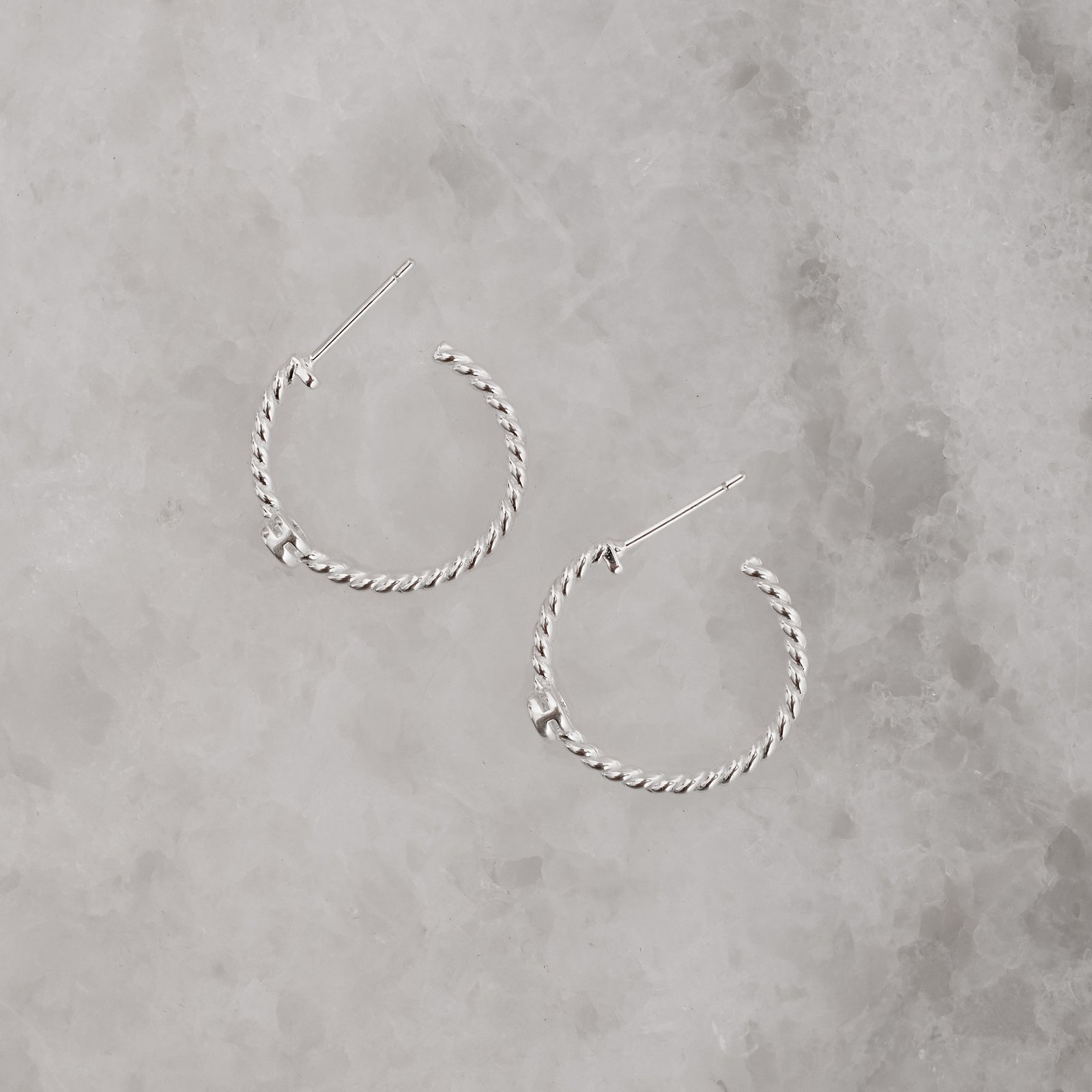 Argola torcida detalhe zircônia 20mm tarraxa