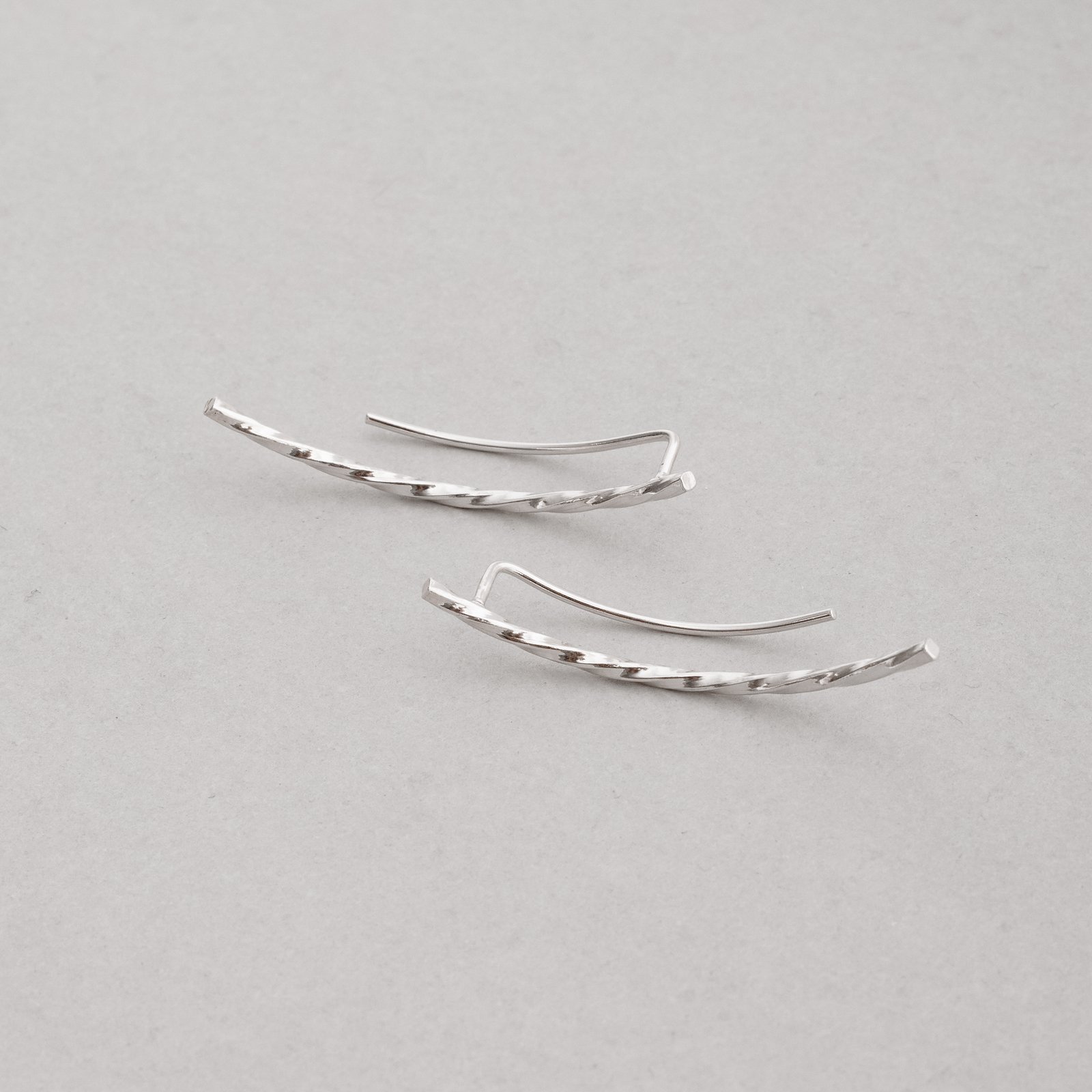 Brinco ear cuff fio torcido 40mm