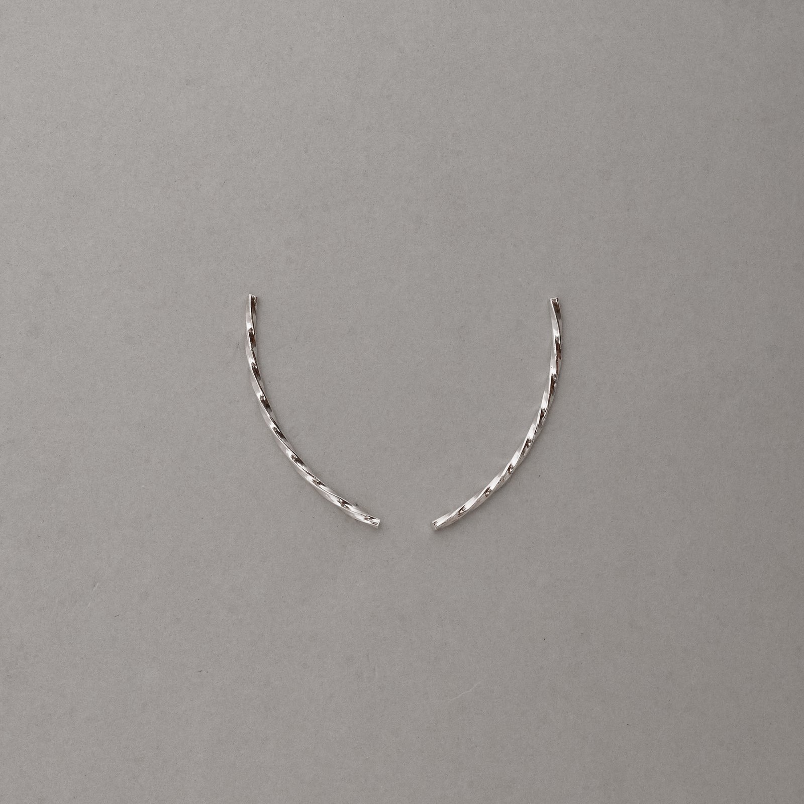 Brinco ear cuff fio torcido 40mm
