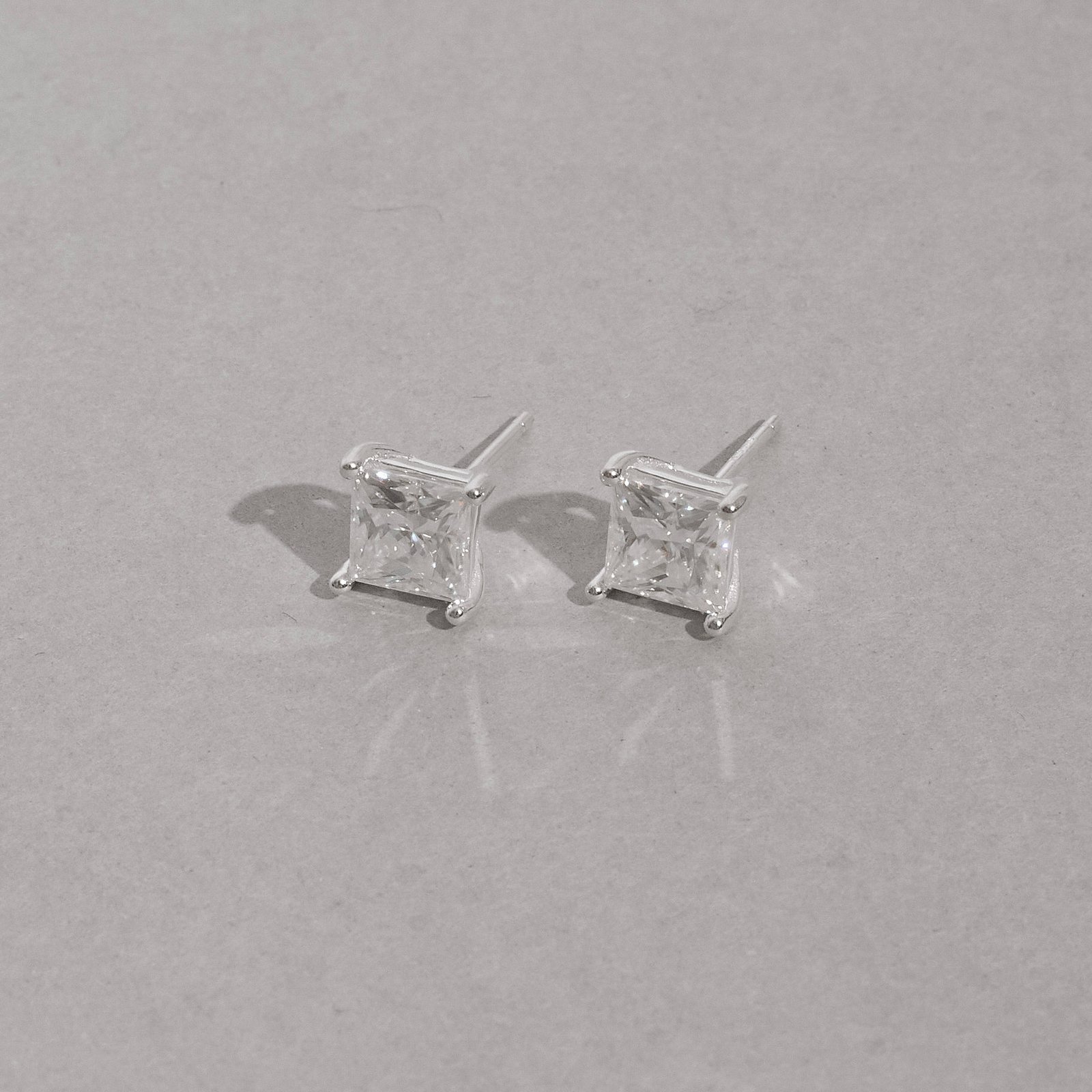 Brinco moissanite losango cristal 6x6mm