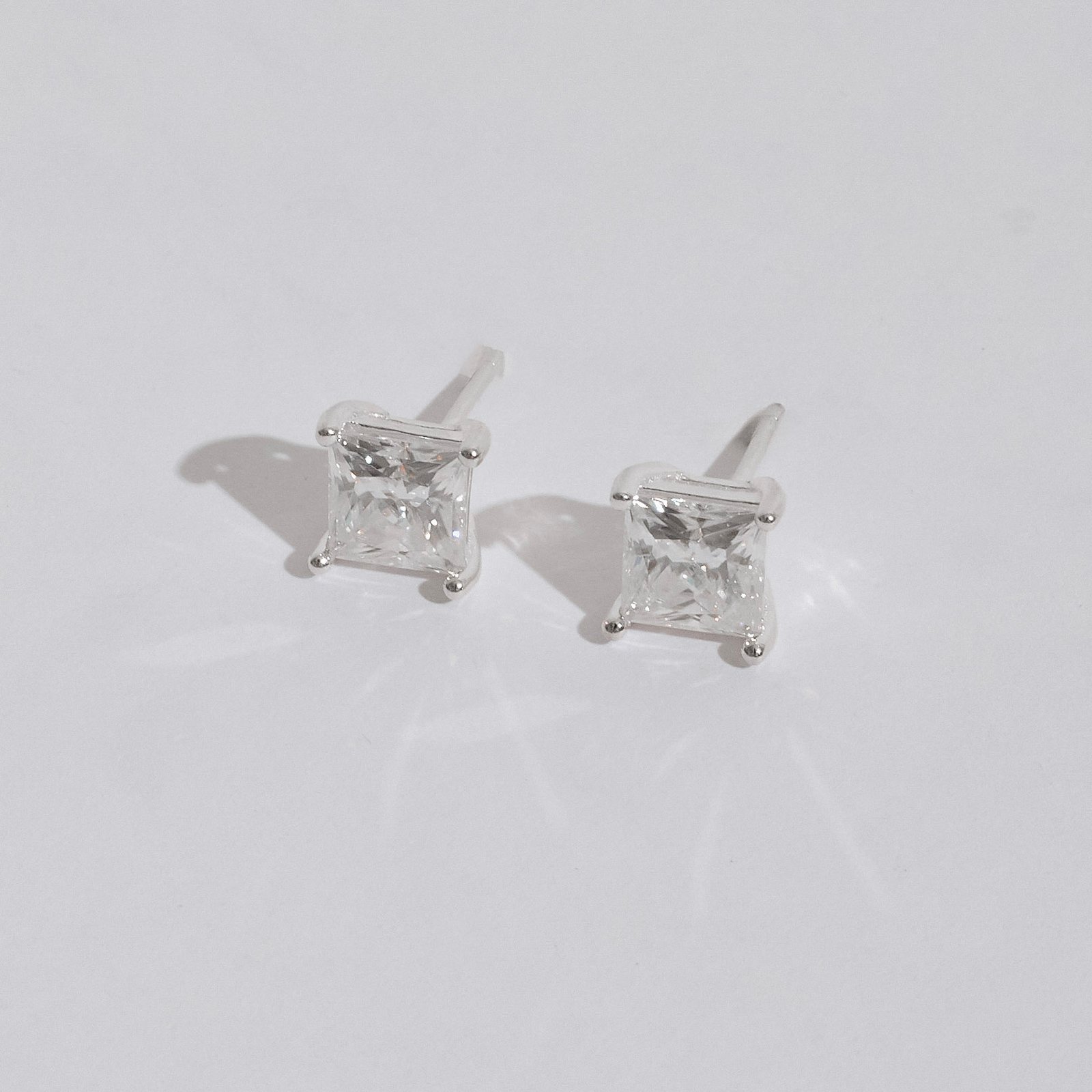Brinco moissanite losango cristal 6x6mm