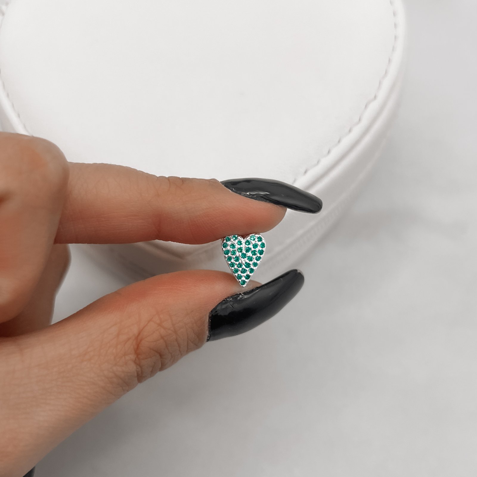 Berloque separador coração alongado cravejado verde 10mm
