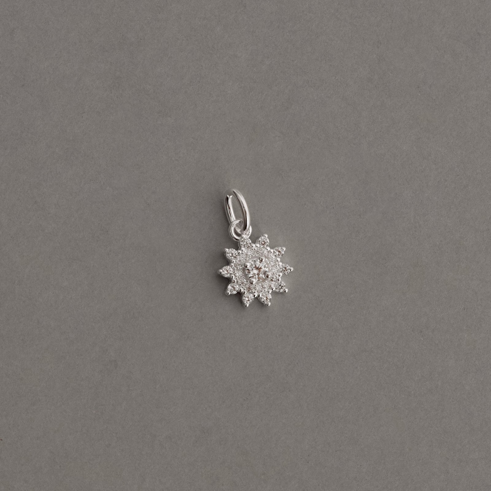Pingente flor com cravejado 10mm