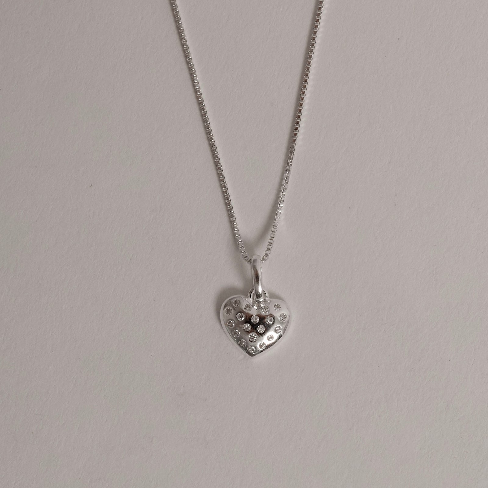 Colar pingente coração com zircônias cristal 9mm 45cm