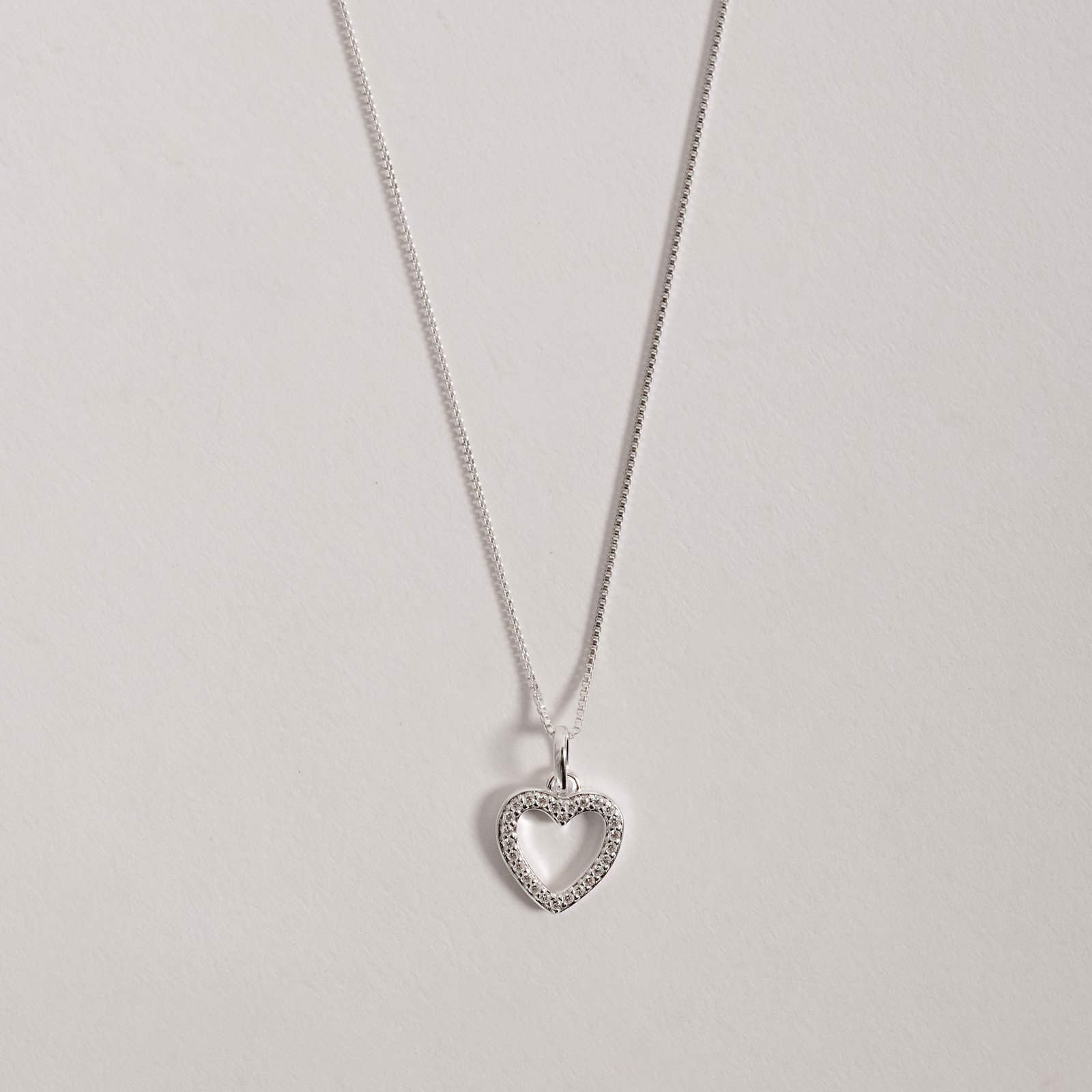 Colar pingente coração vazado com cravejado cristal 10mm 45cm