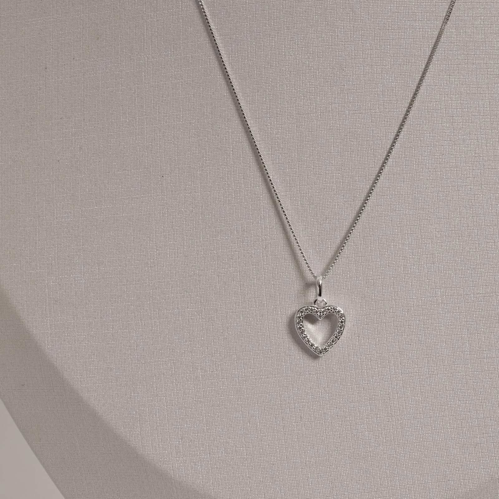 Colar pingente coração vazado com cravejado cristal 10mm 45cm