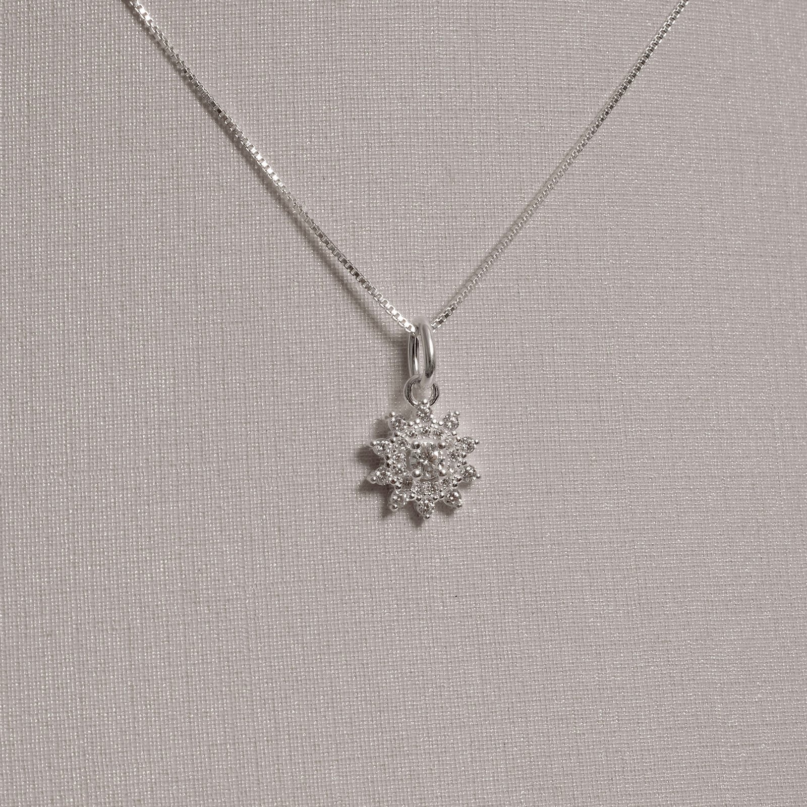 Colar pingente flor com cravejado 10mm 45cm