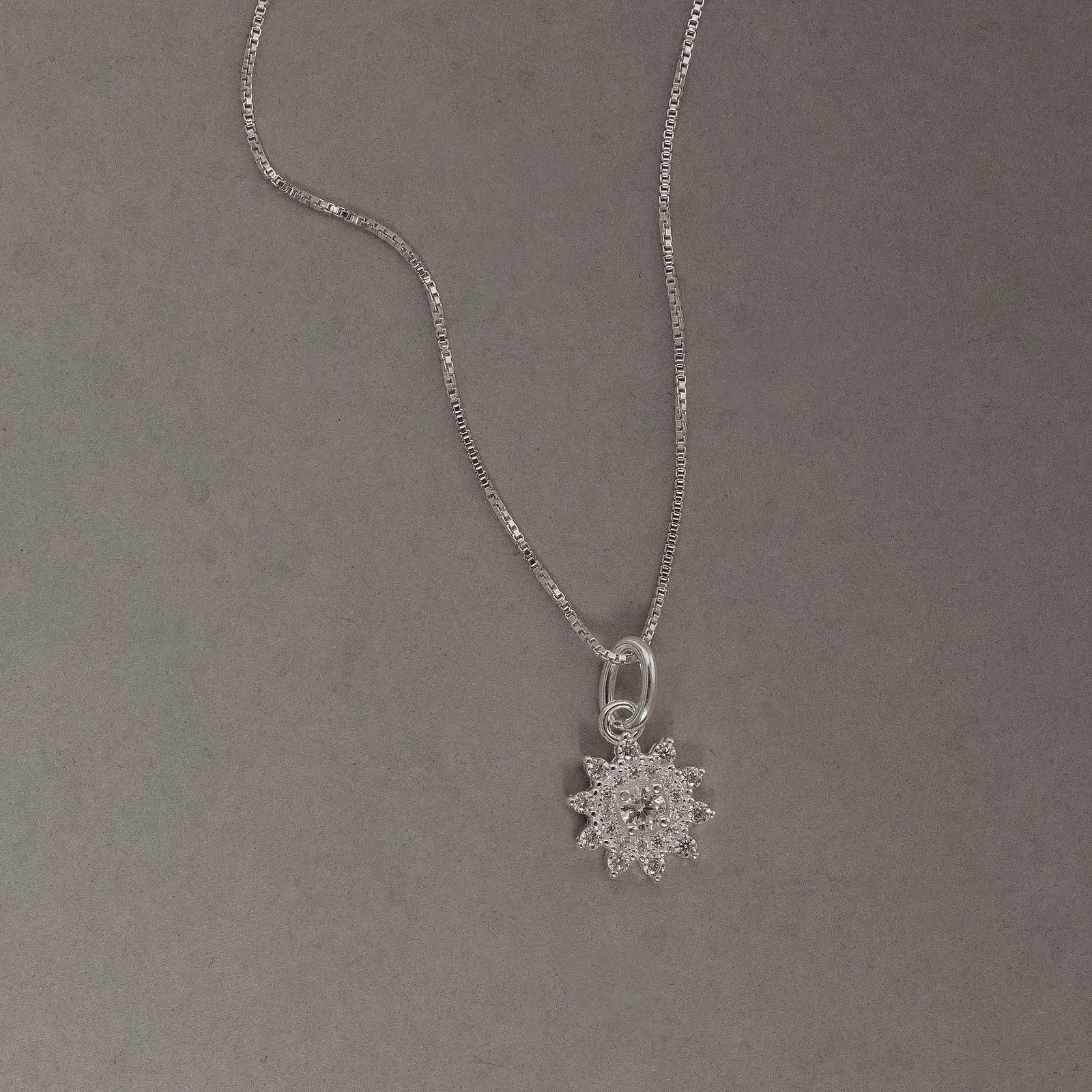Colar pingente flor com cravejado 10mm 45cm