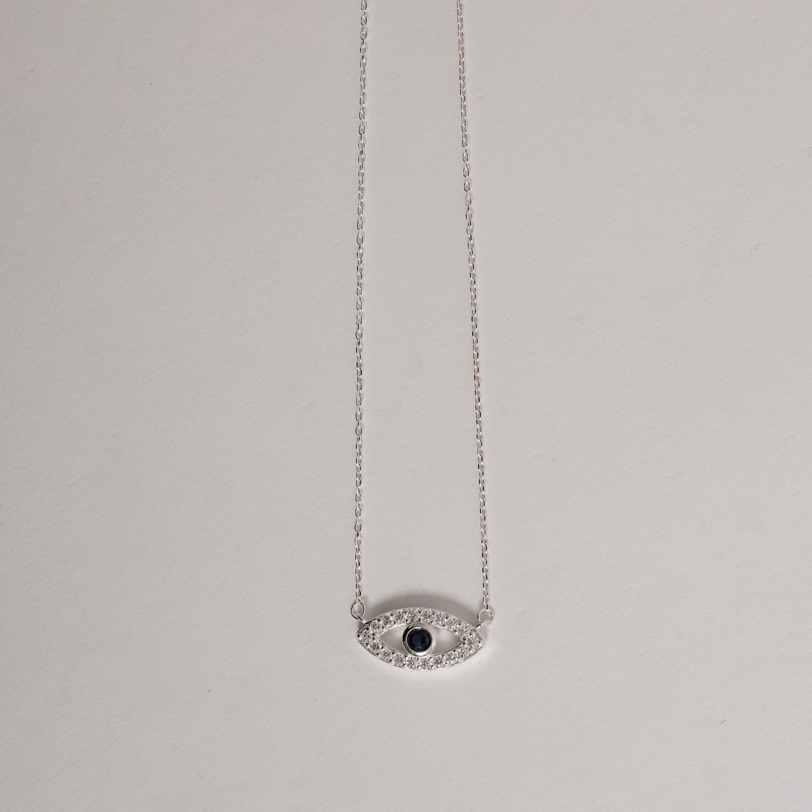 Colar entremeio olho cravejado detalhe zircônia azul 18mm 40+5cm