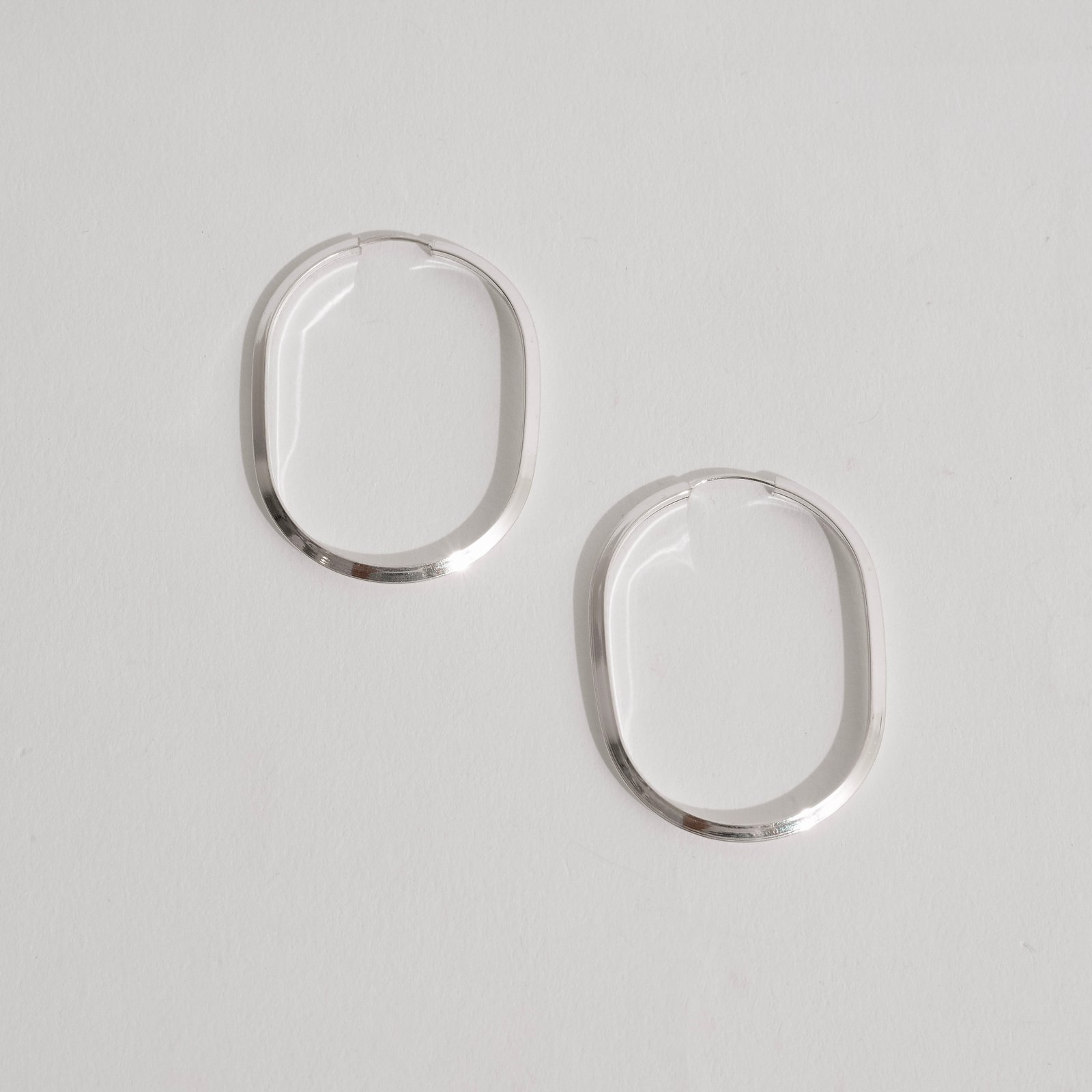 Argola oval 41x30mm fio triângulo