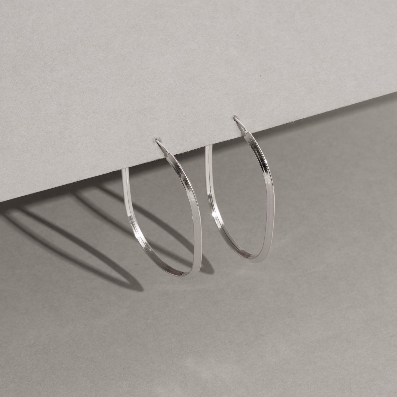 Argola oval 41x30mm fio triângulo