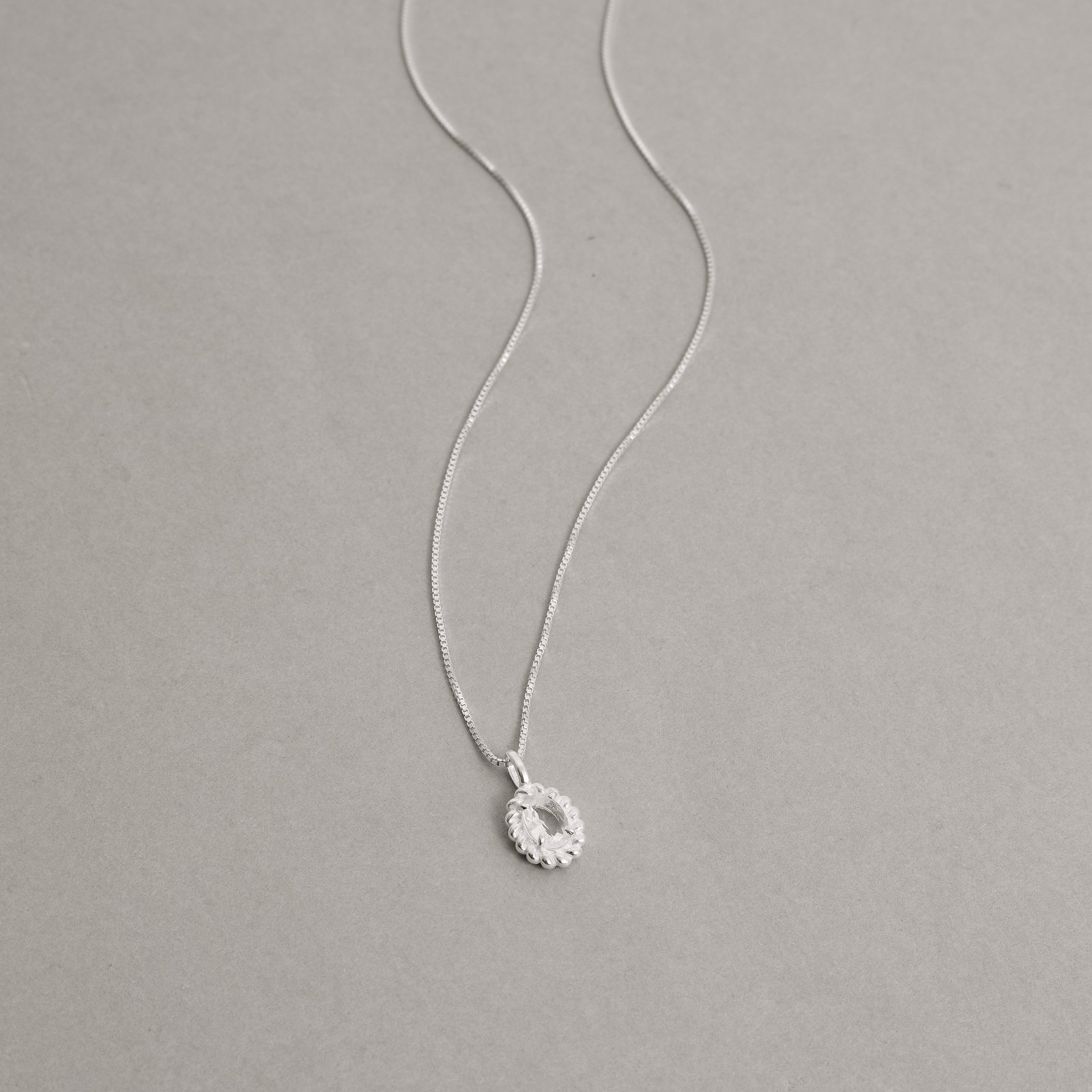 Colar pingente zircônia oval cristal detalhe torcido 10mm 45cm