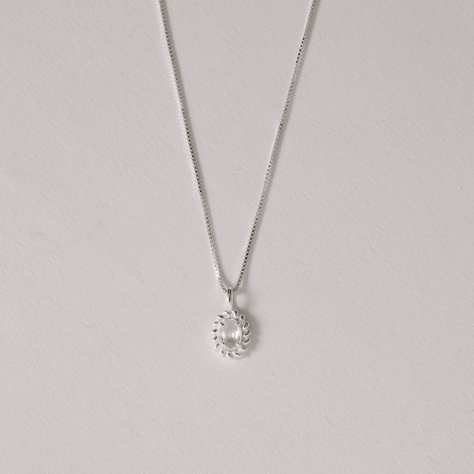 Colar pingente zircônia oval cristal detalhe torcido 10mm 45cm