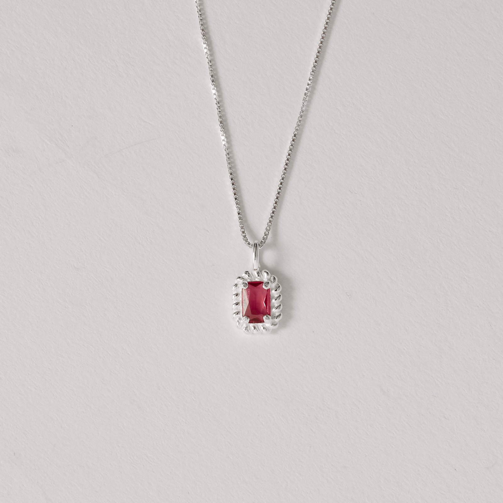 Colar pingente zircônia retangular cereja detalhe torcido 10mm 45cm
