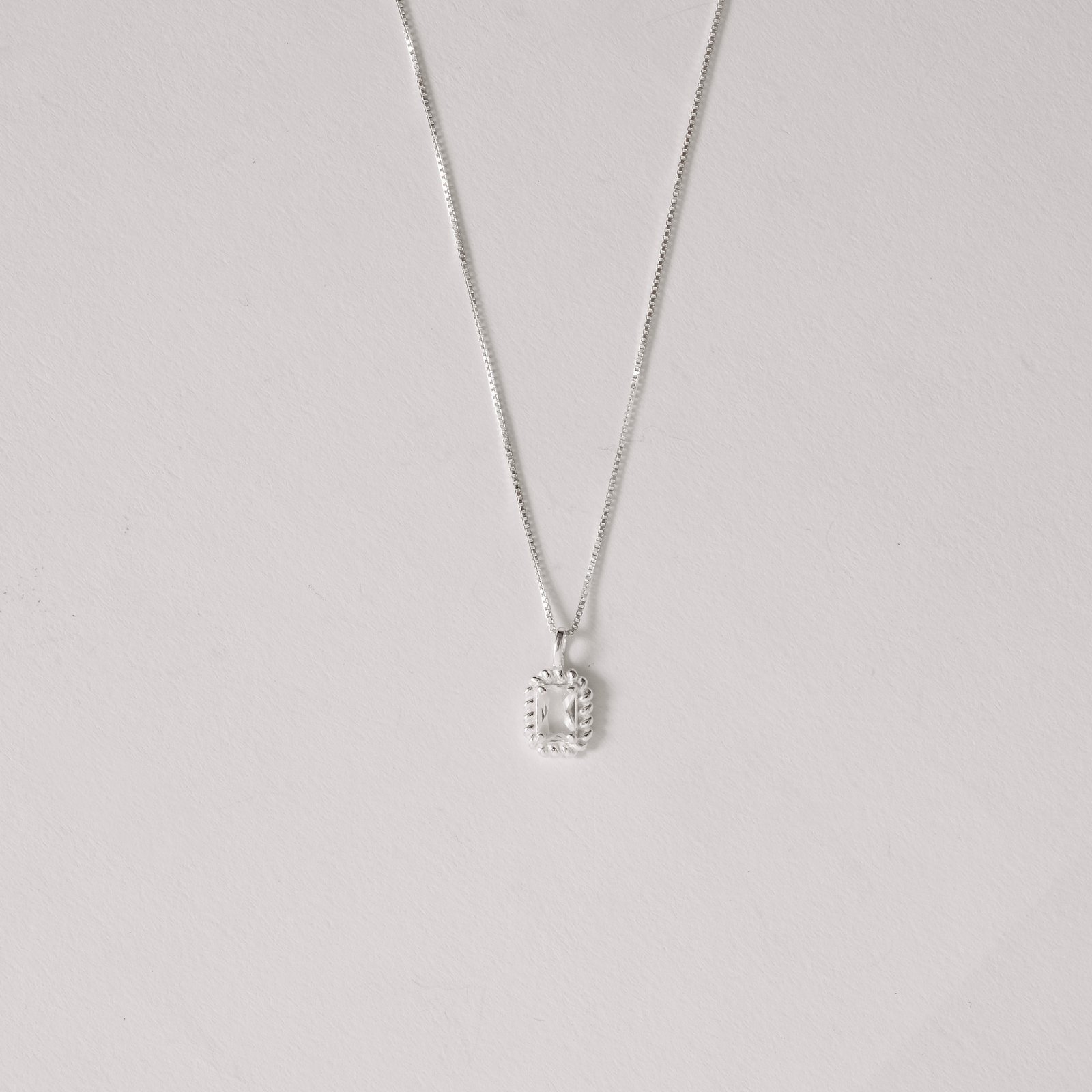 Colar pingente zircônia retangular cristal detalhe torcido 10mm 45cm