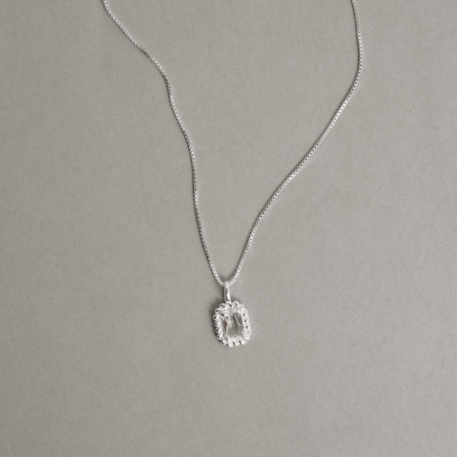 Colar pingente zircônia retangular cristal detalhe torcido 10mm 45cm